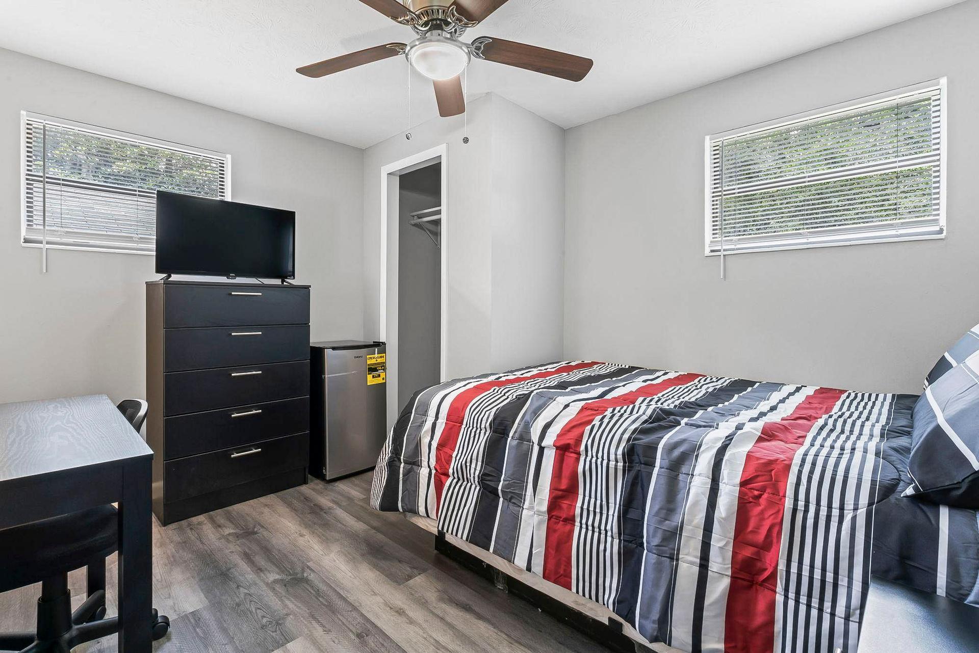bedroom, detected:ceiling fan, window blind, bed