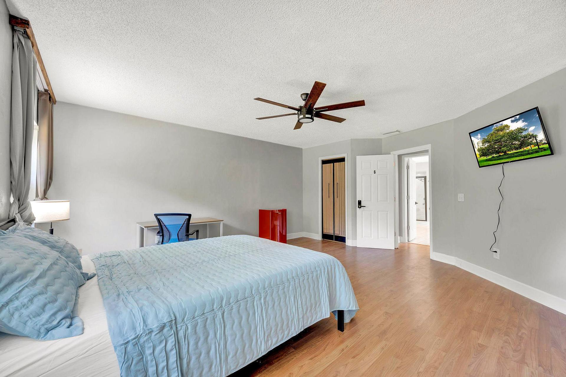 bedroom, detected:ceiling fan, bed