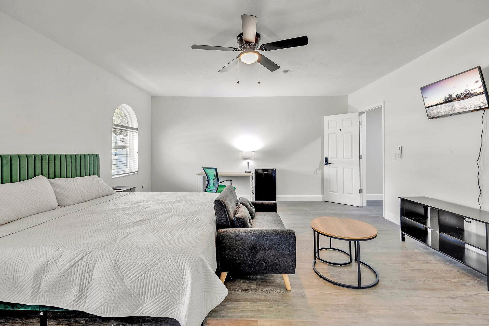 bedroom, detected:ceiling fan, bed, window blind