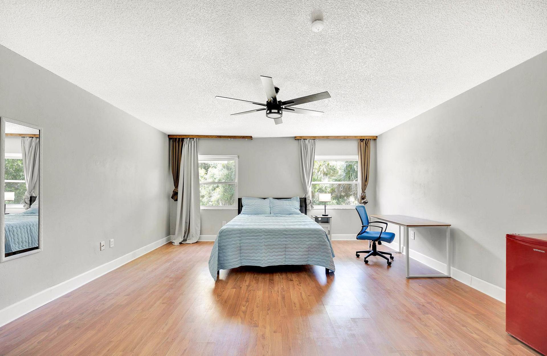 living_room, detected:ceiling fan