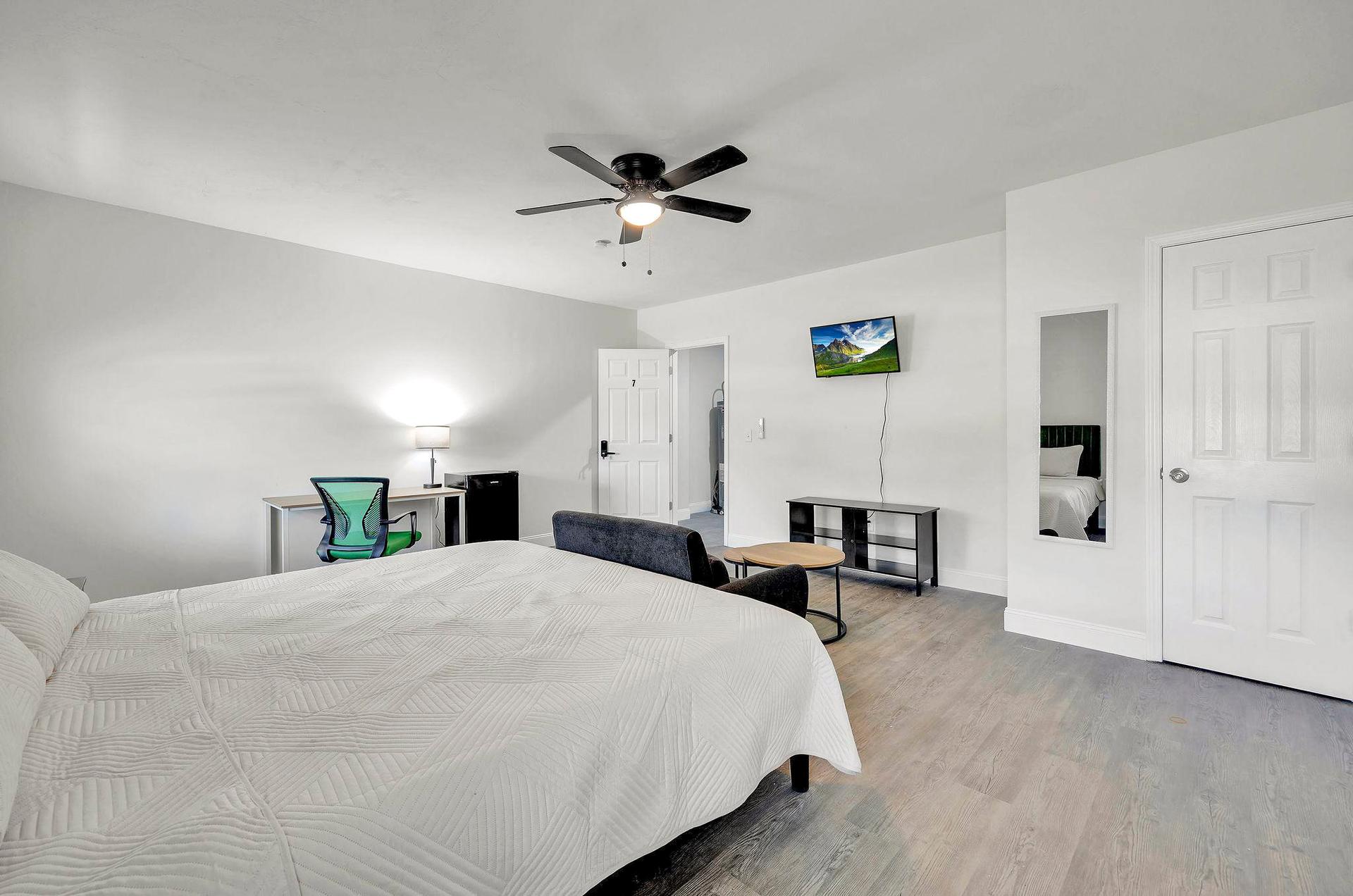 bedroom, detected:ceiling fan, window blind, bed