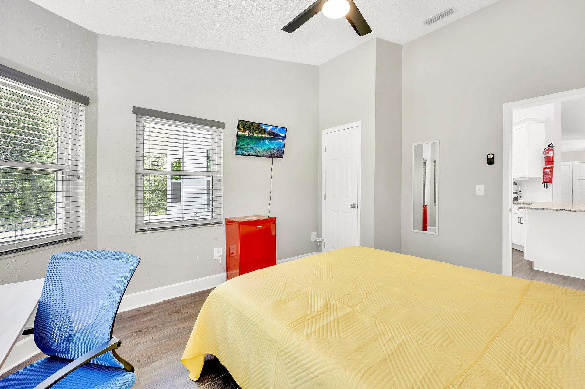 bedroom, detected:window blind, ceiling fan, bed