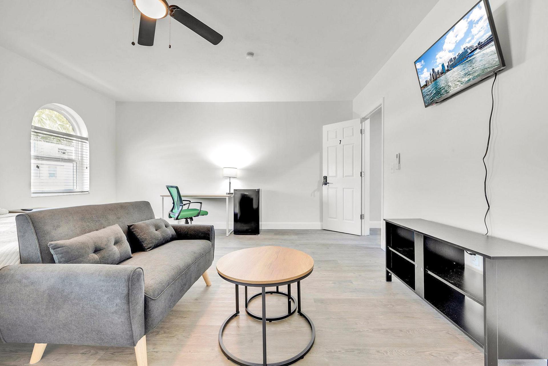 living_room, detected:ceiling fan