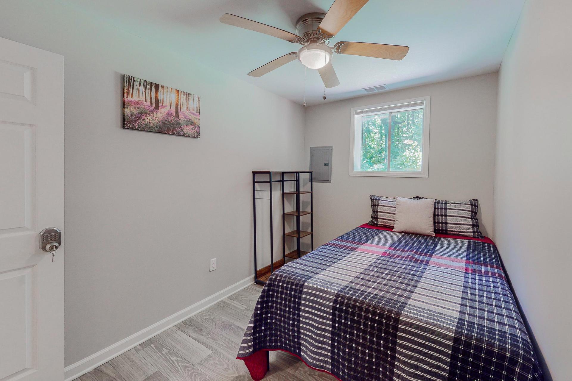 bedroom, detected:ceiling fan, window blind, bed