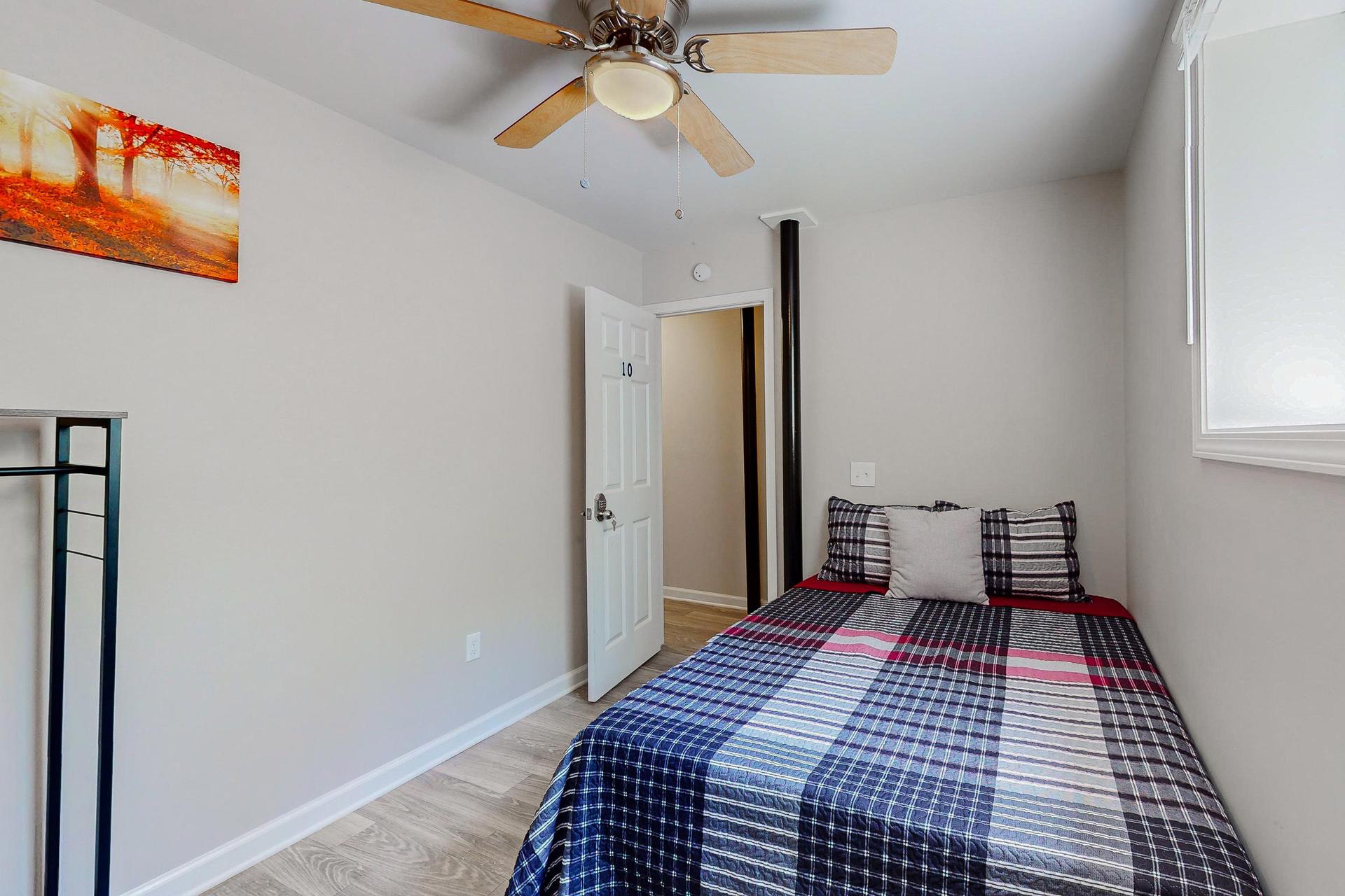 bedroom, detected:ceiling fan, bed, window blind