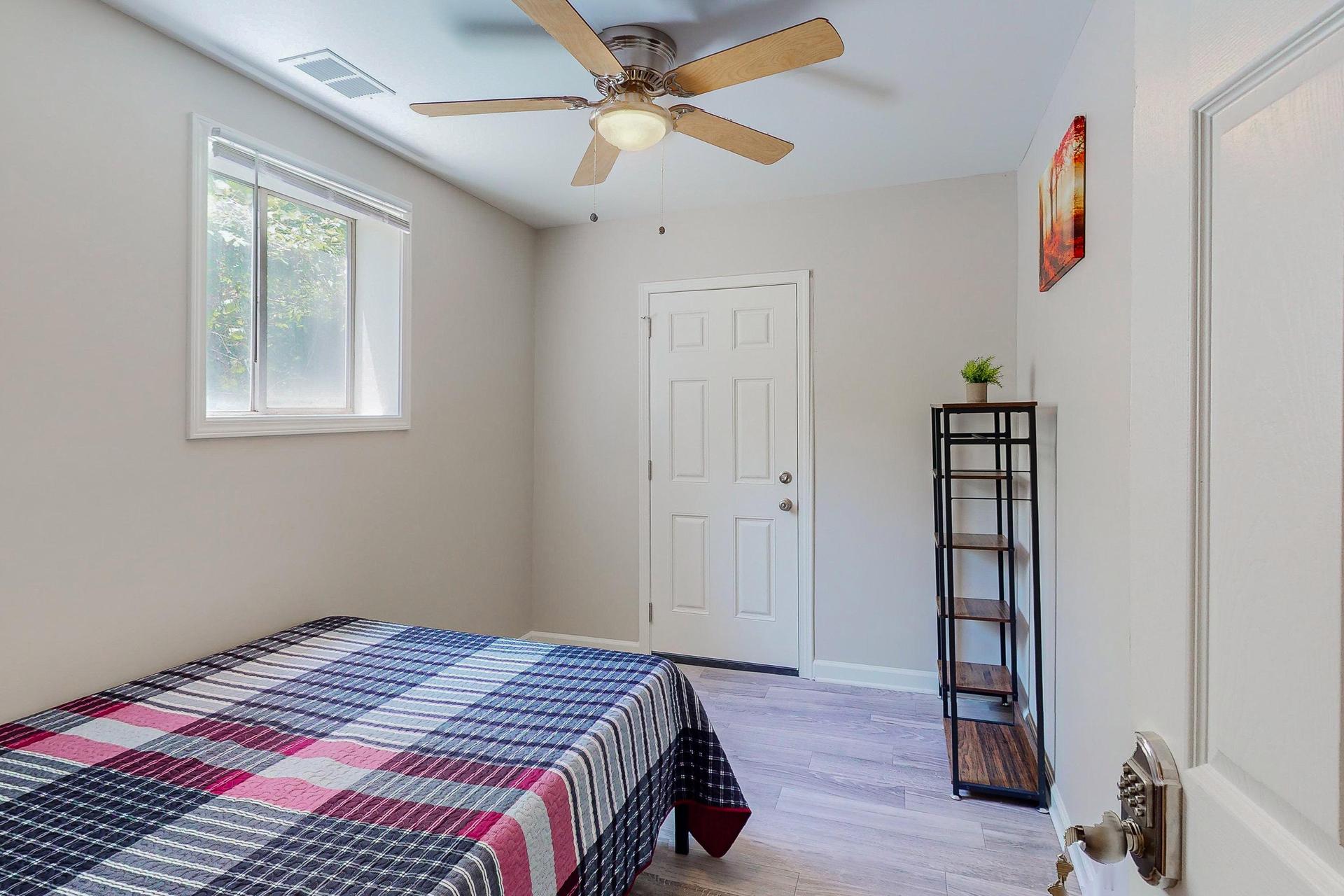 bedroom, detected:ceiling fan, window blind, bed