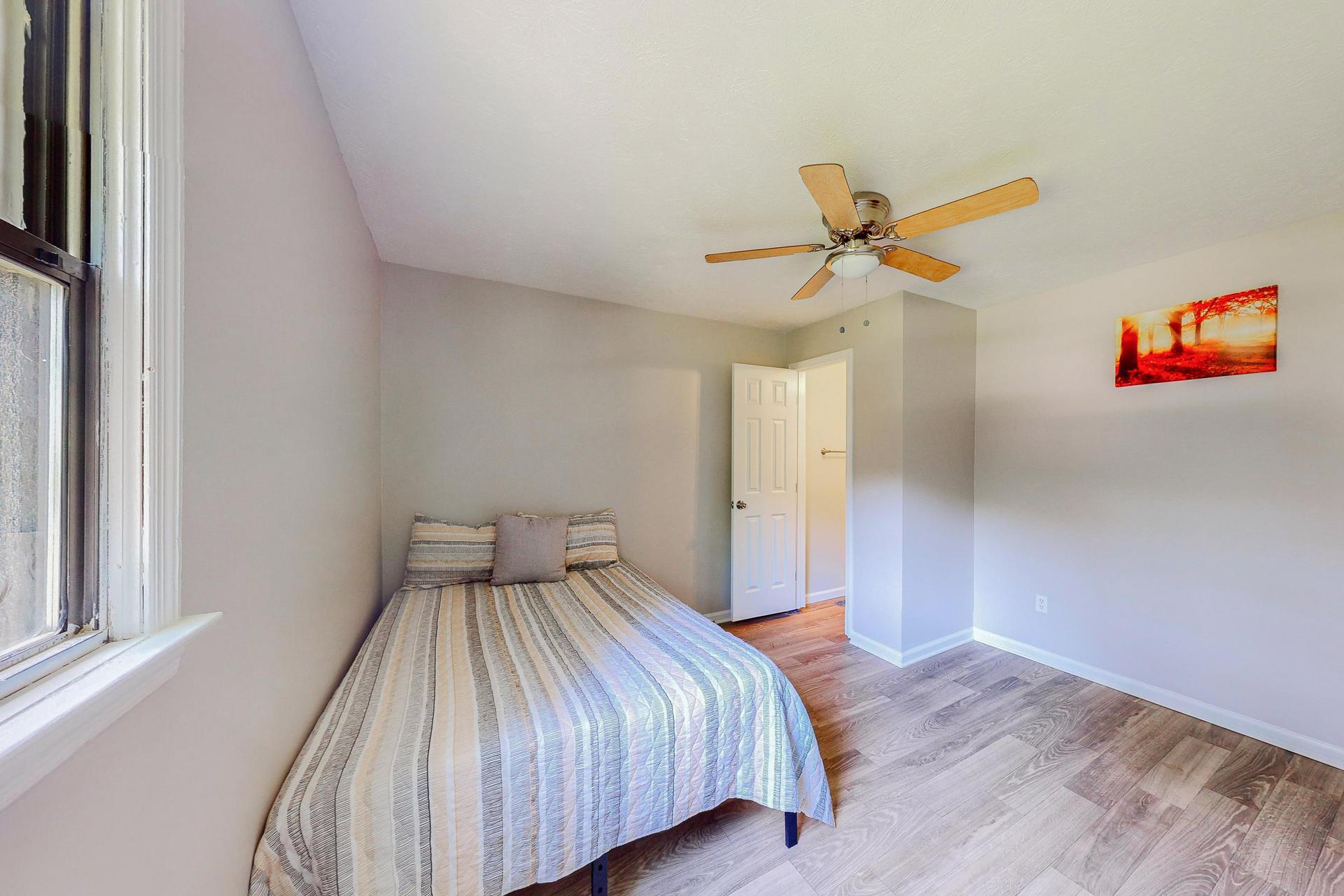 bedroom, detected:ceiling fan, bed, window blind