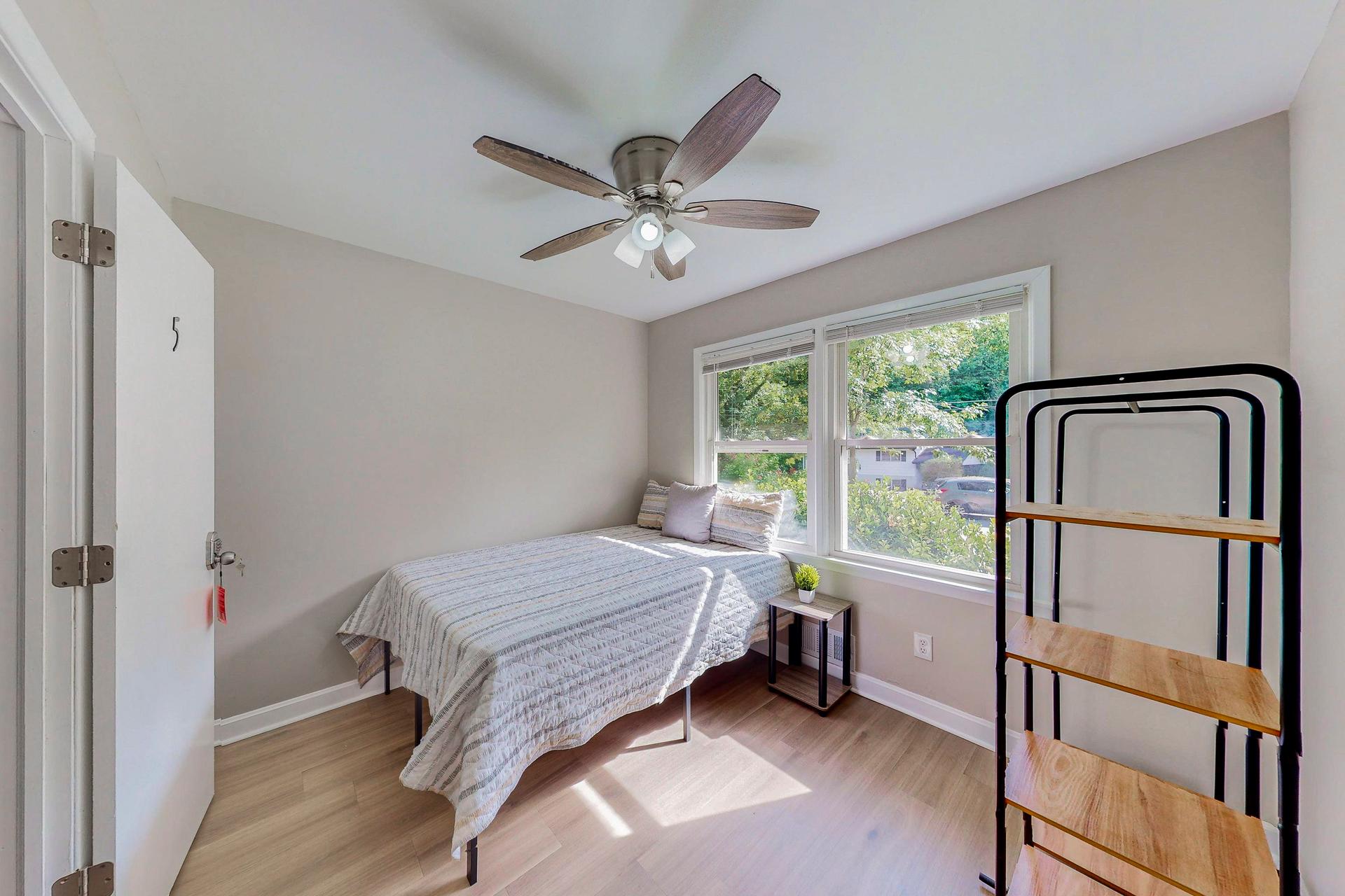 bedroom, detected:ceiling fan, bed, window blind