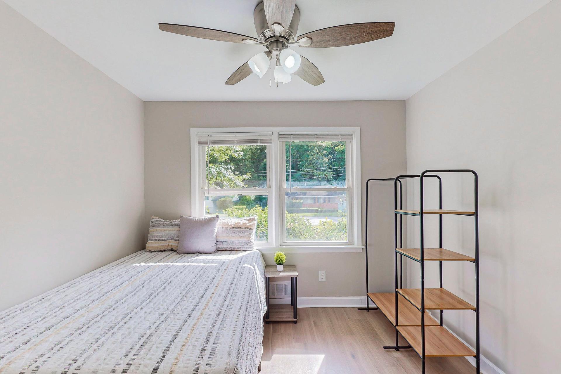 bedroom, detected:ceiling fan, window blind, bed