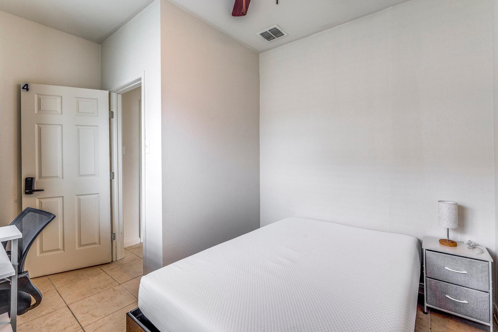 bedroom, detected:ceiling fan, bed