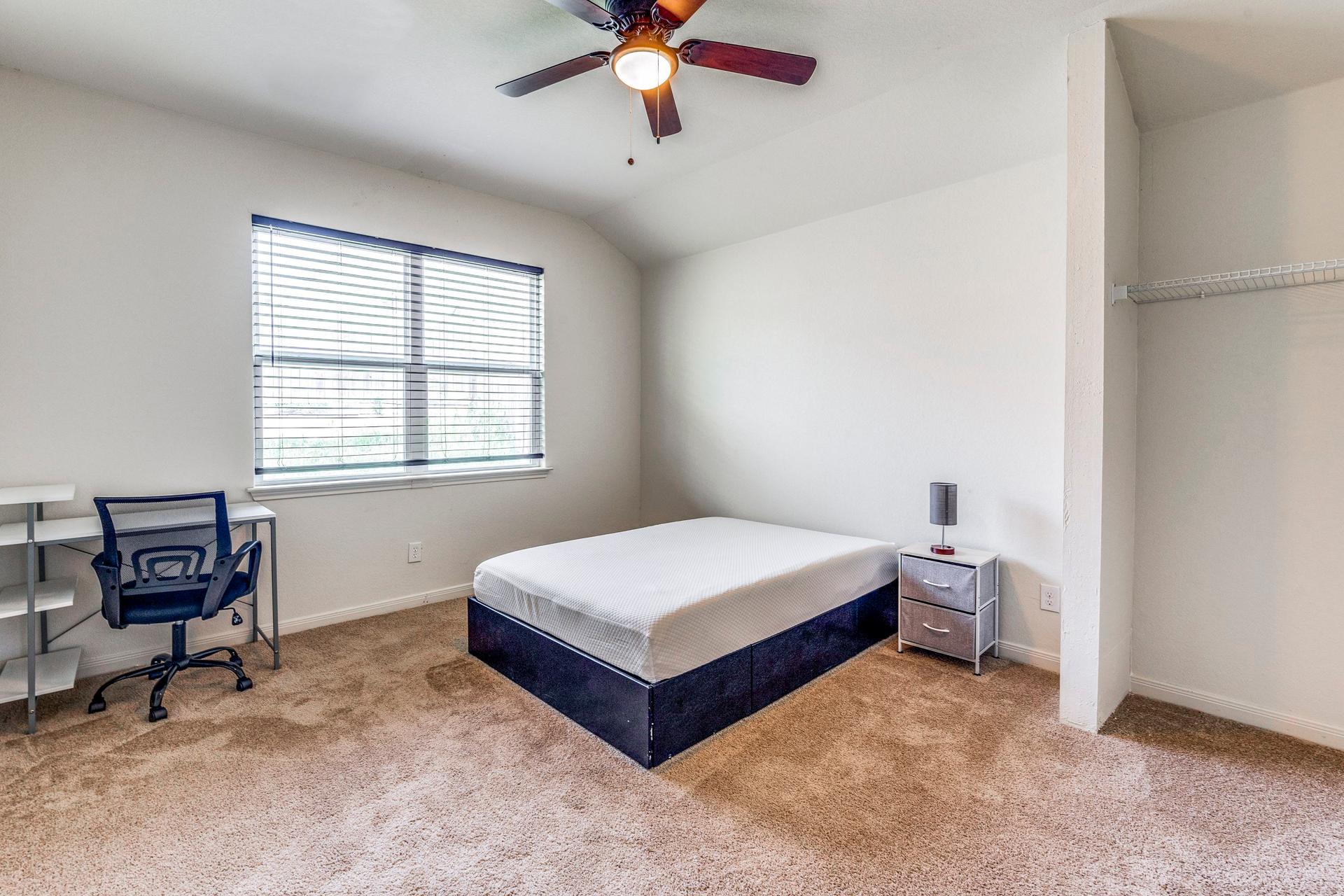 bedroom, detected:ceiling fan, window blind, bed