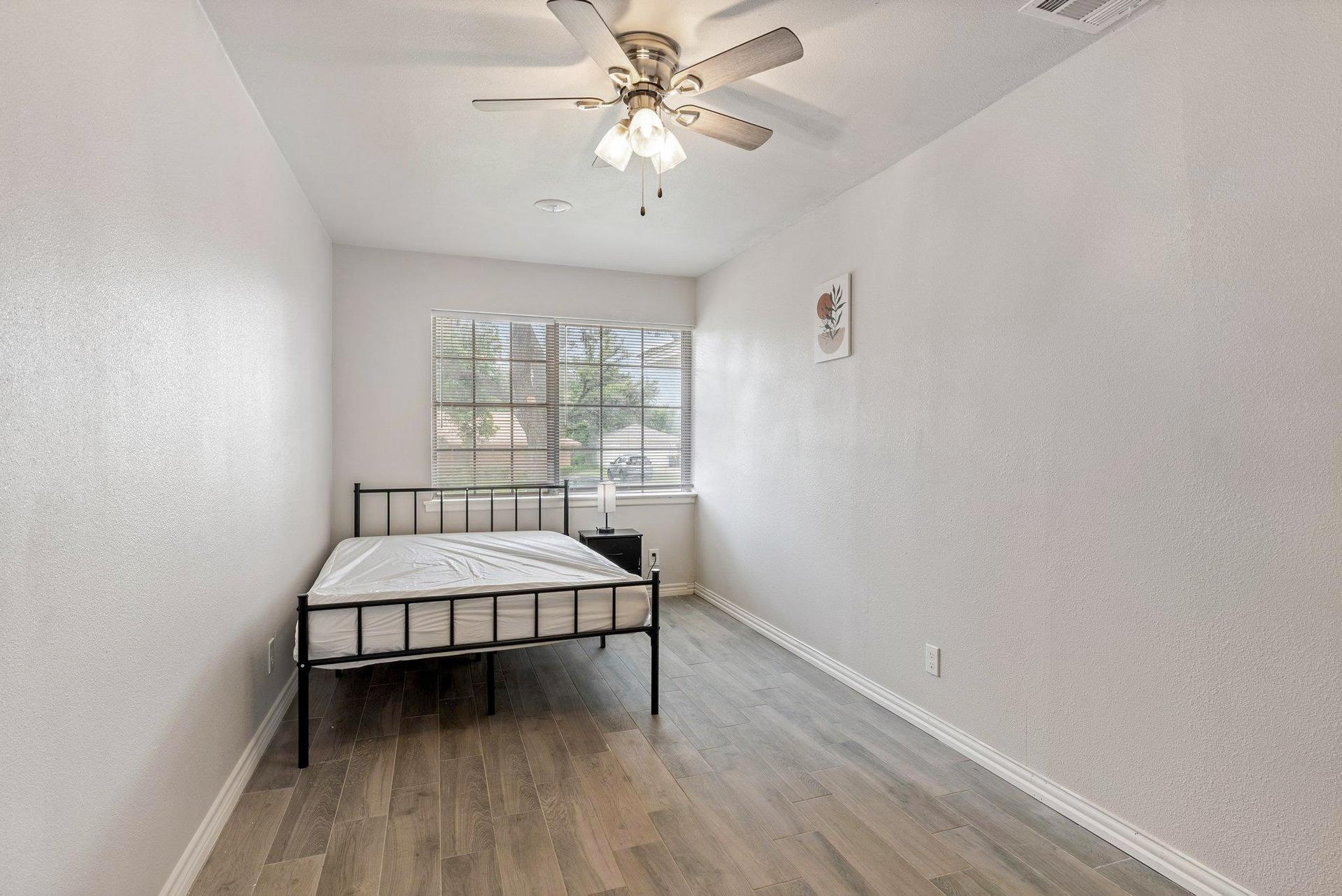 bedroom, detected:ceiling fan, window blind, bed