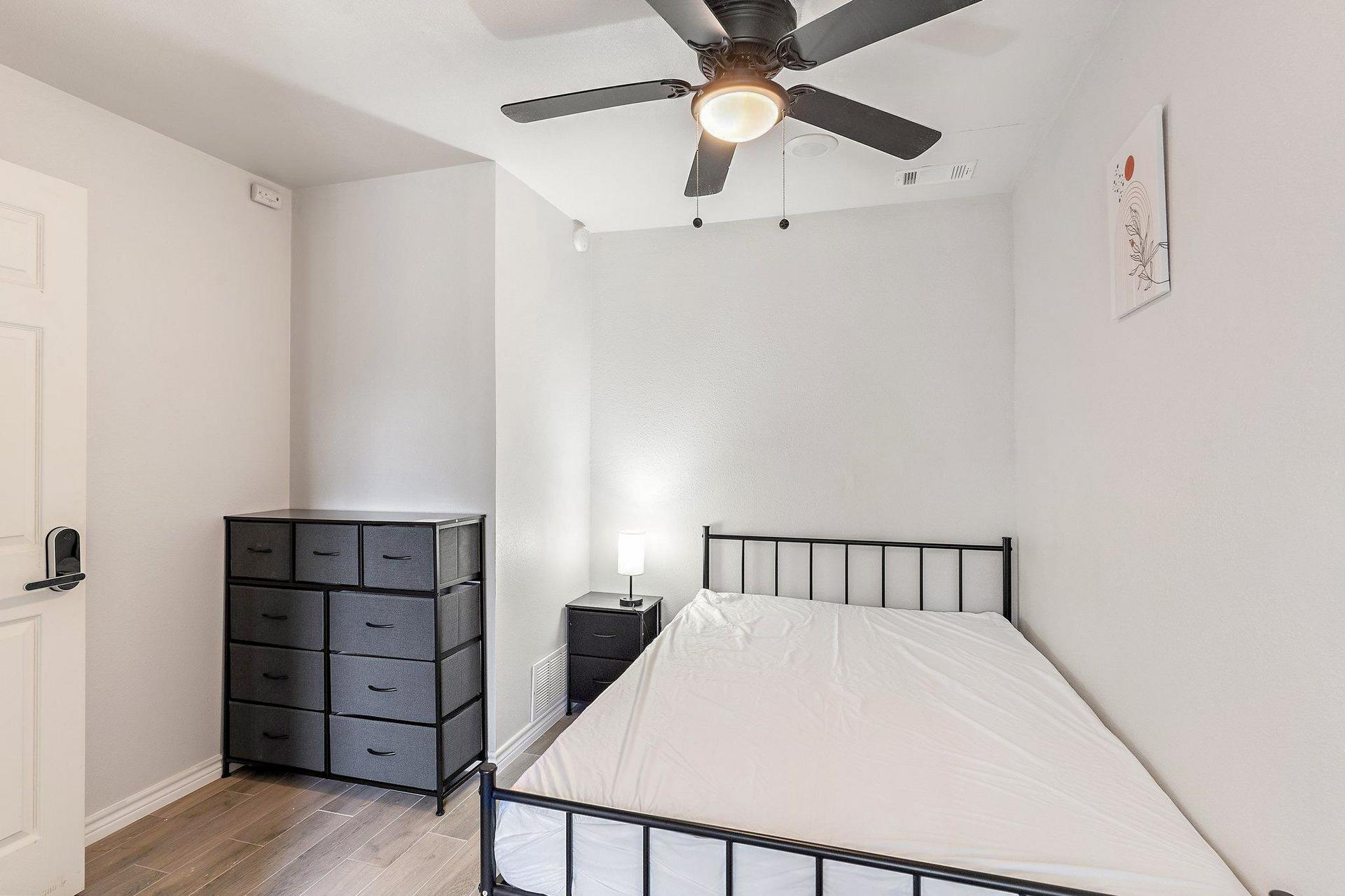 bedroom, detected:ceiling fan, bed, window blind