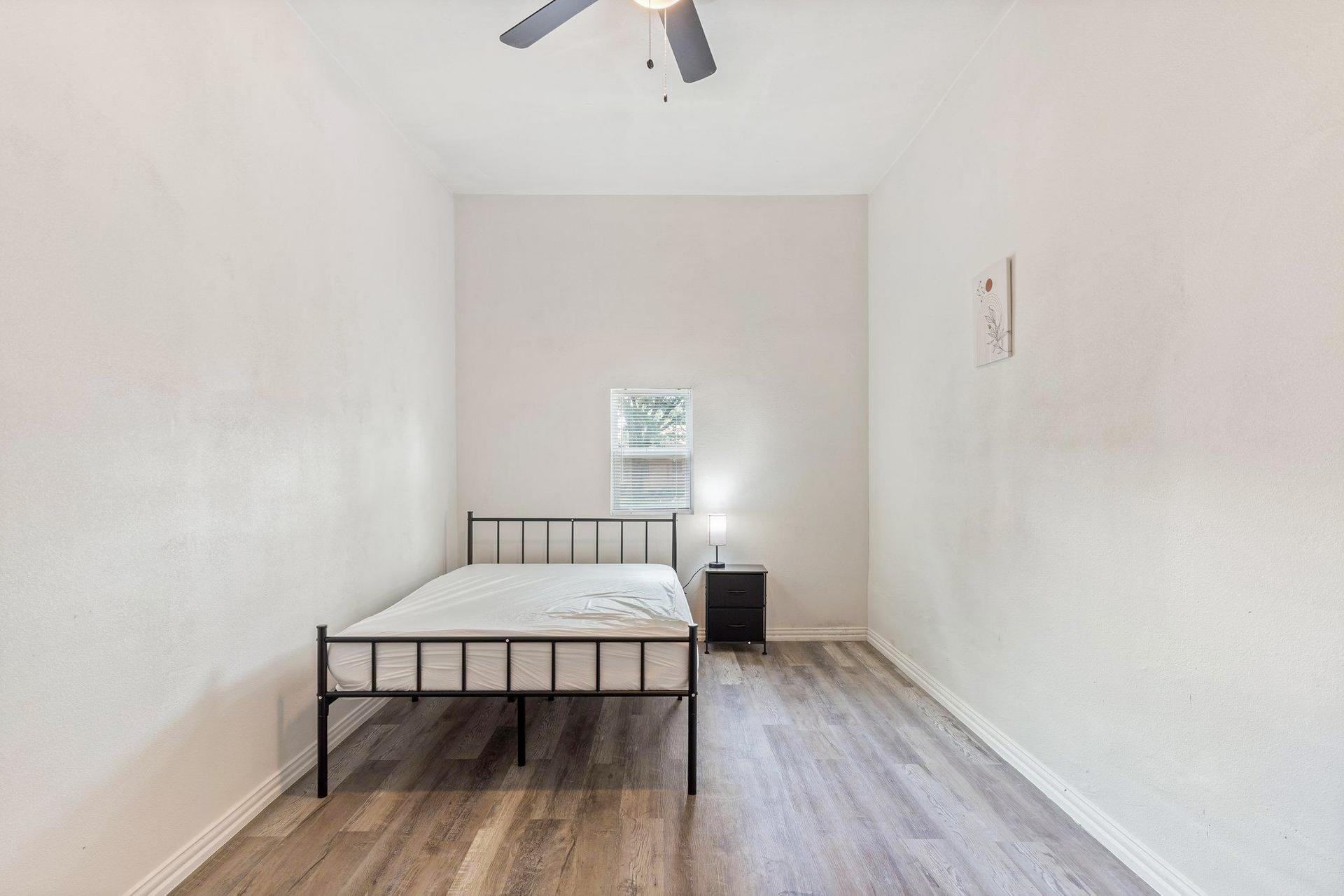 bedroom, detected:ceiling fan, bed