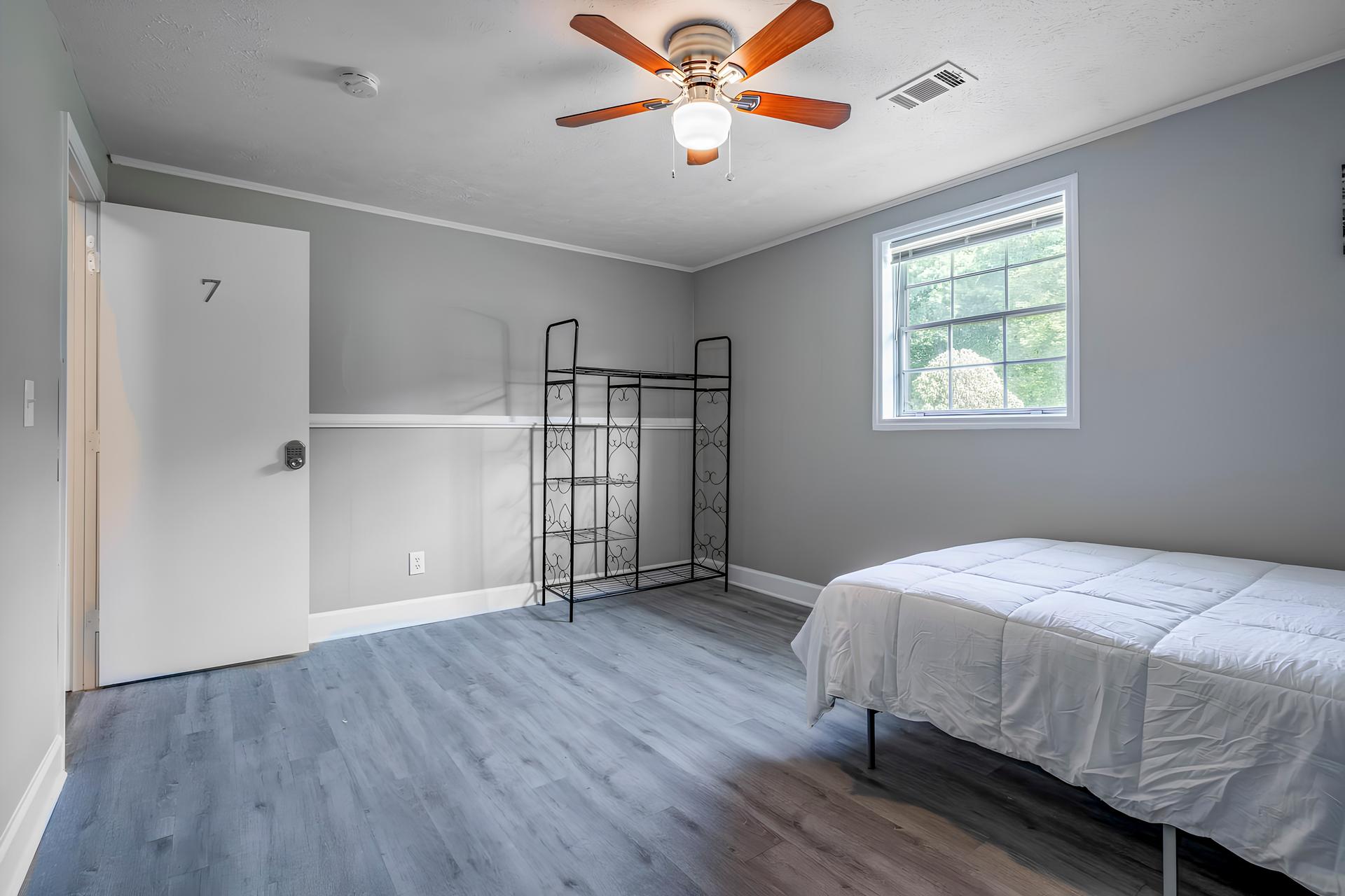 bedroom, detected:ceiling fan, window blind, bed