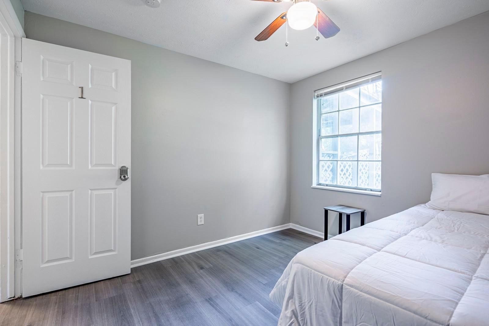 bedroom, detected:ceiling fan, window blind, bed