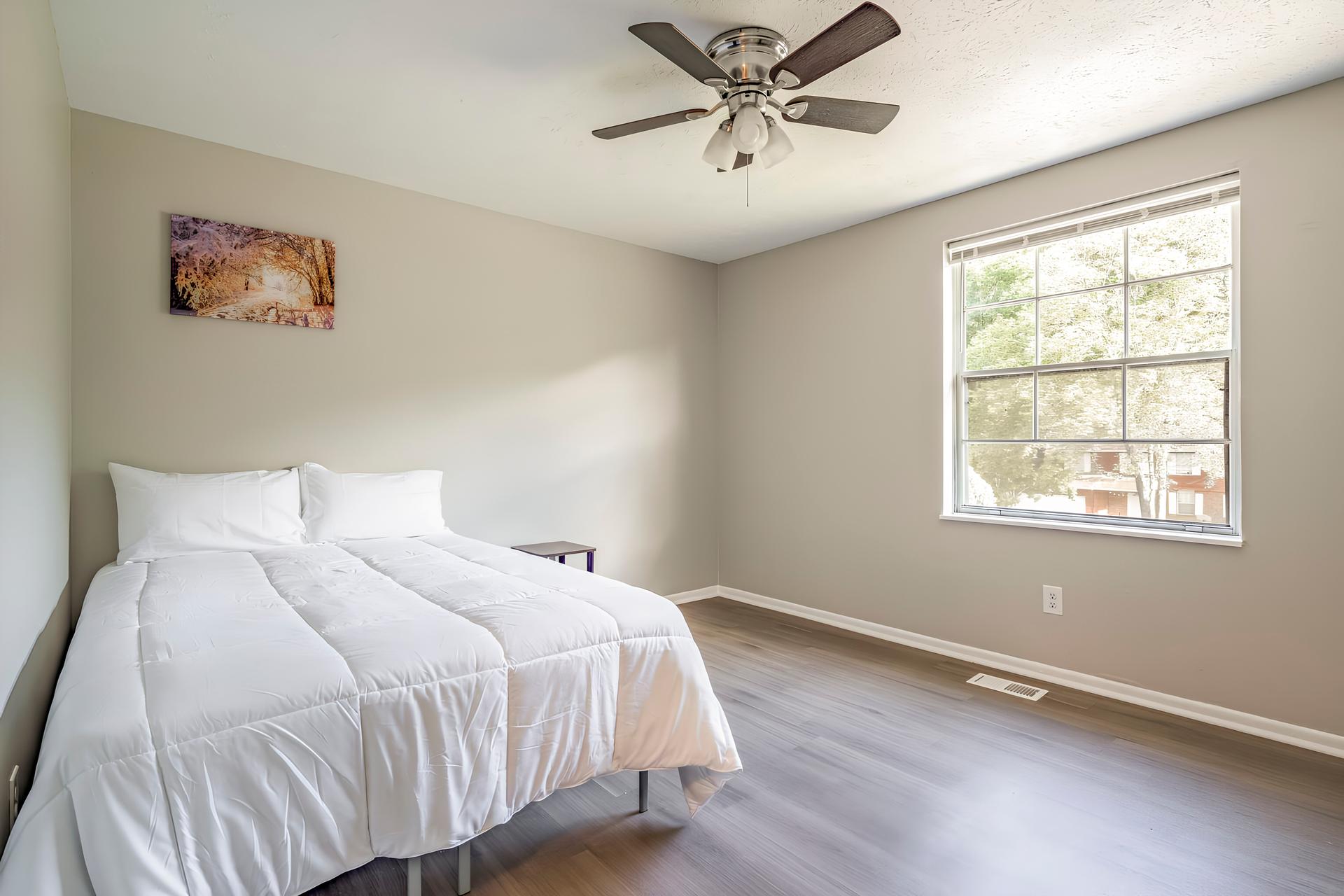 bedroom, detected:ceiling fan, window blind, bed