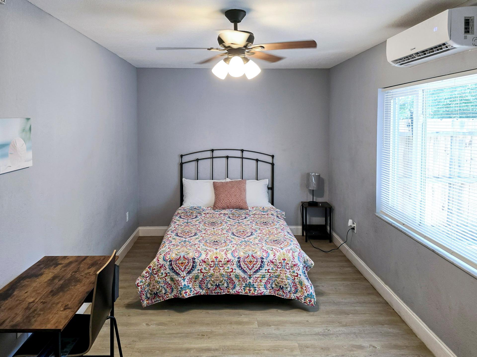 bedroom, detected:ceiling fan, window blind, bed