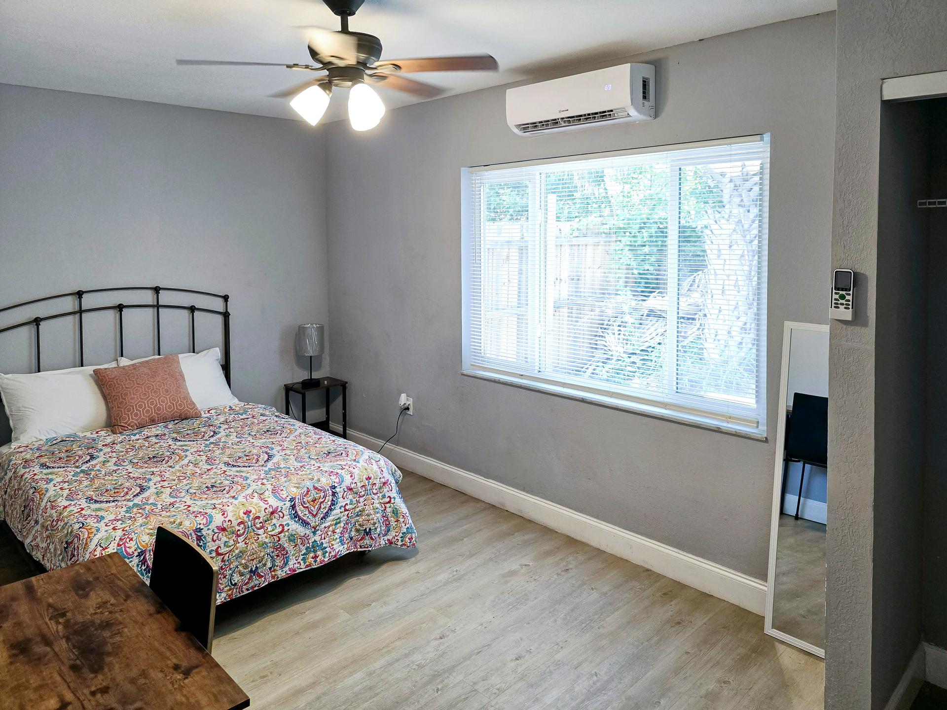bedroom, detected:ceiling fan, window blind, bed