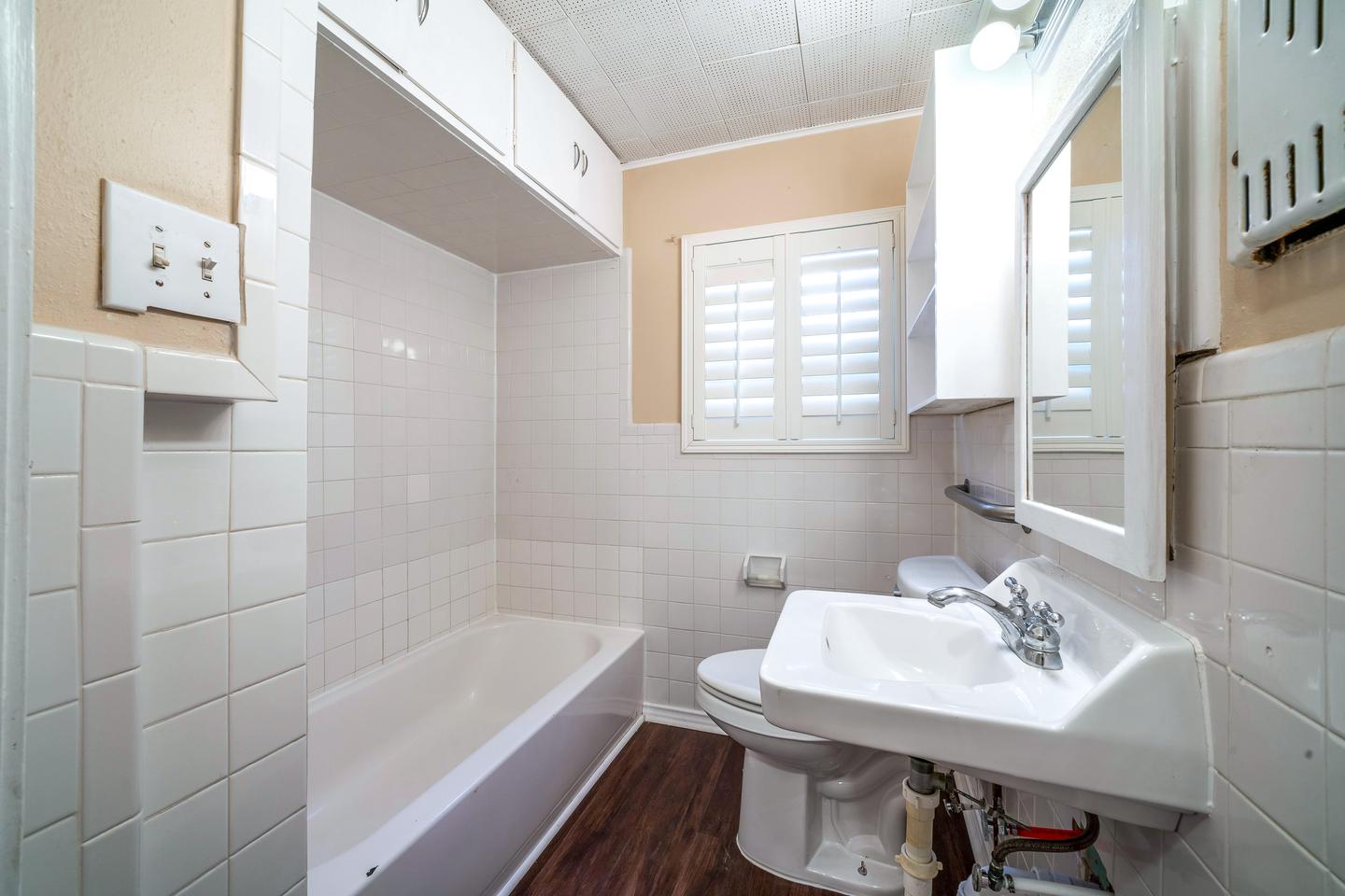 Bathroom(s)