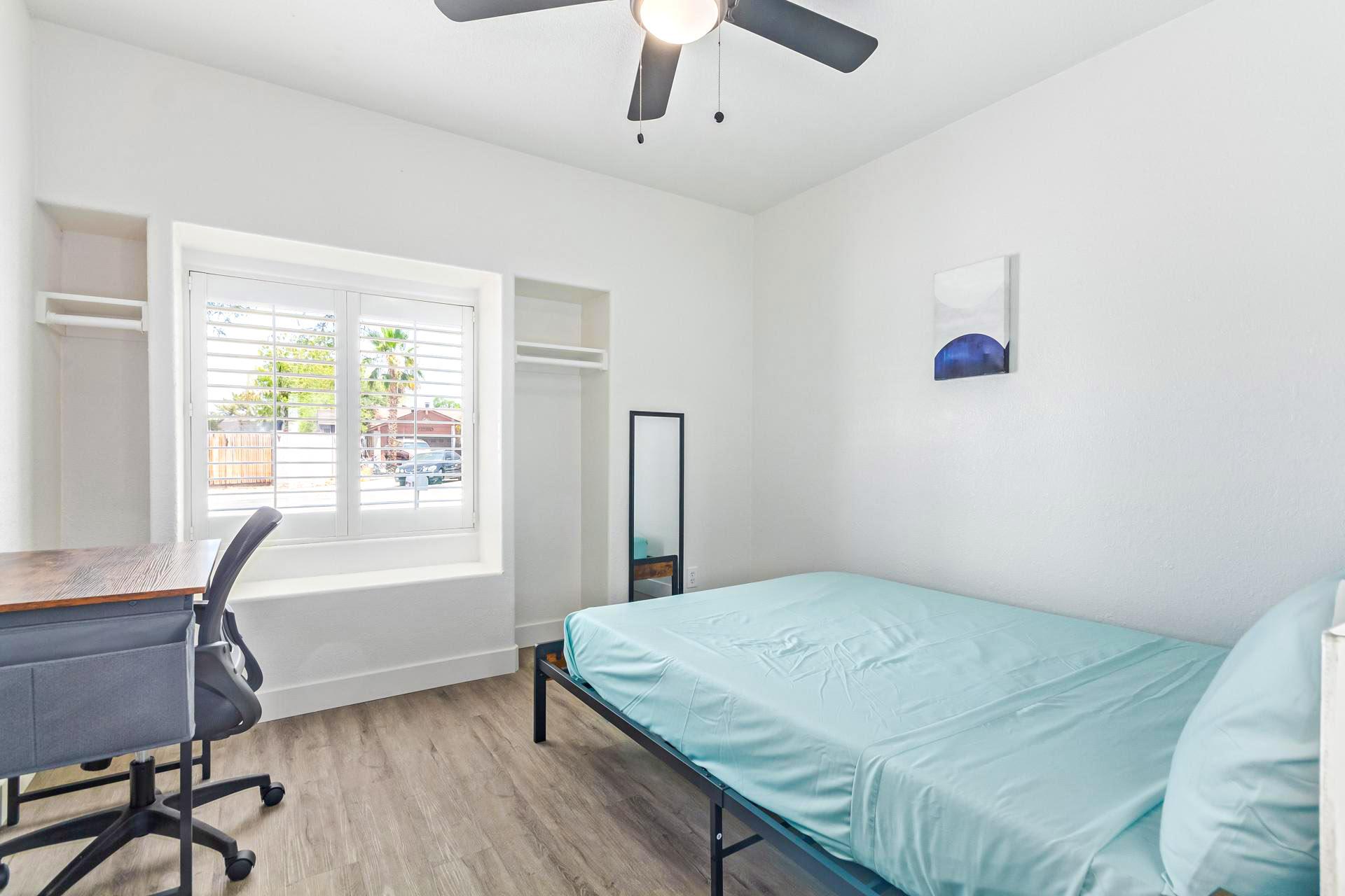 bedroom, detected:ceiling fan, bed, window blind