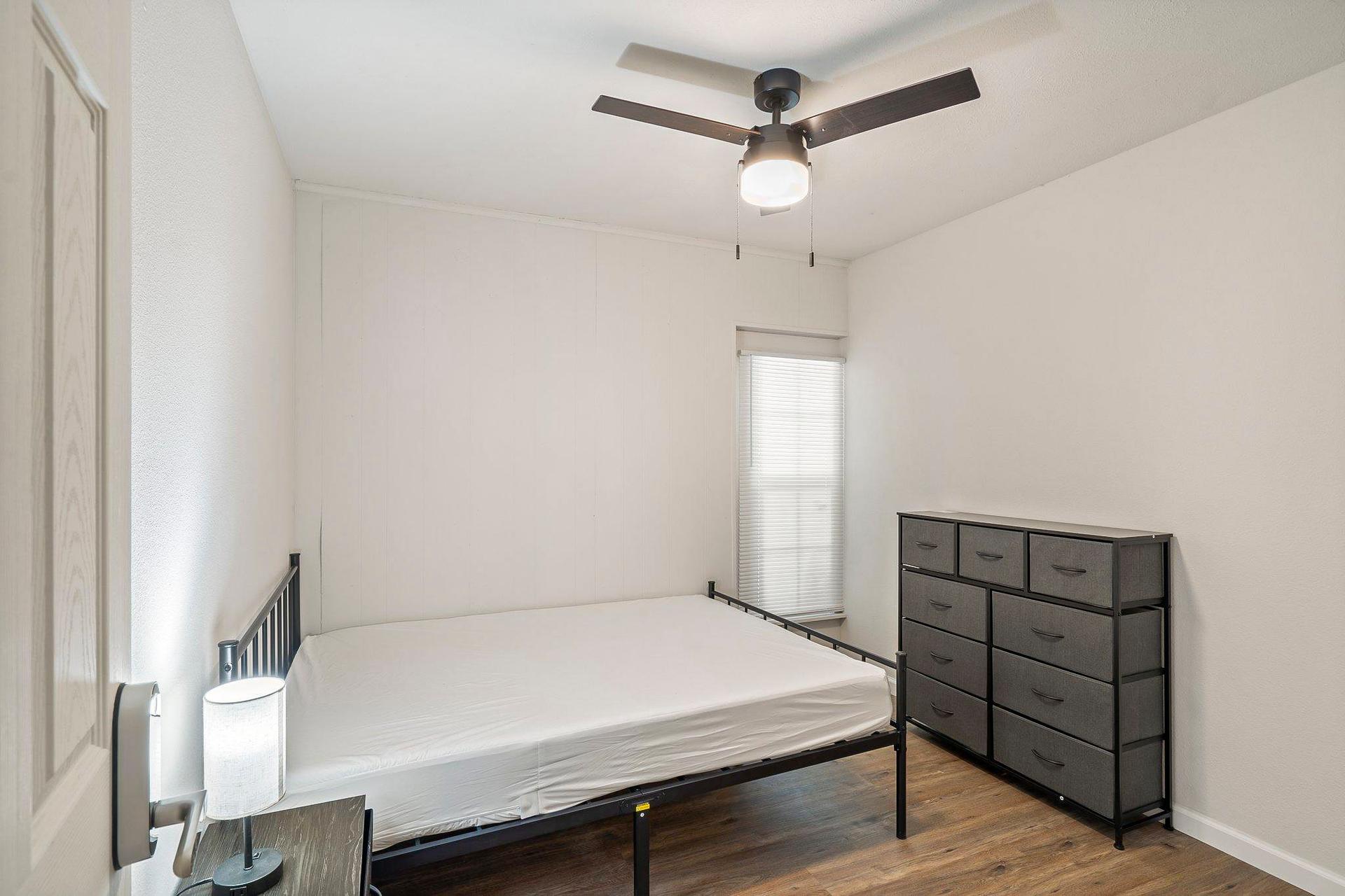 bedroom, detected:ceiling fan, bed, window blind
