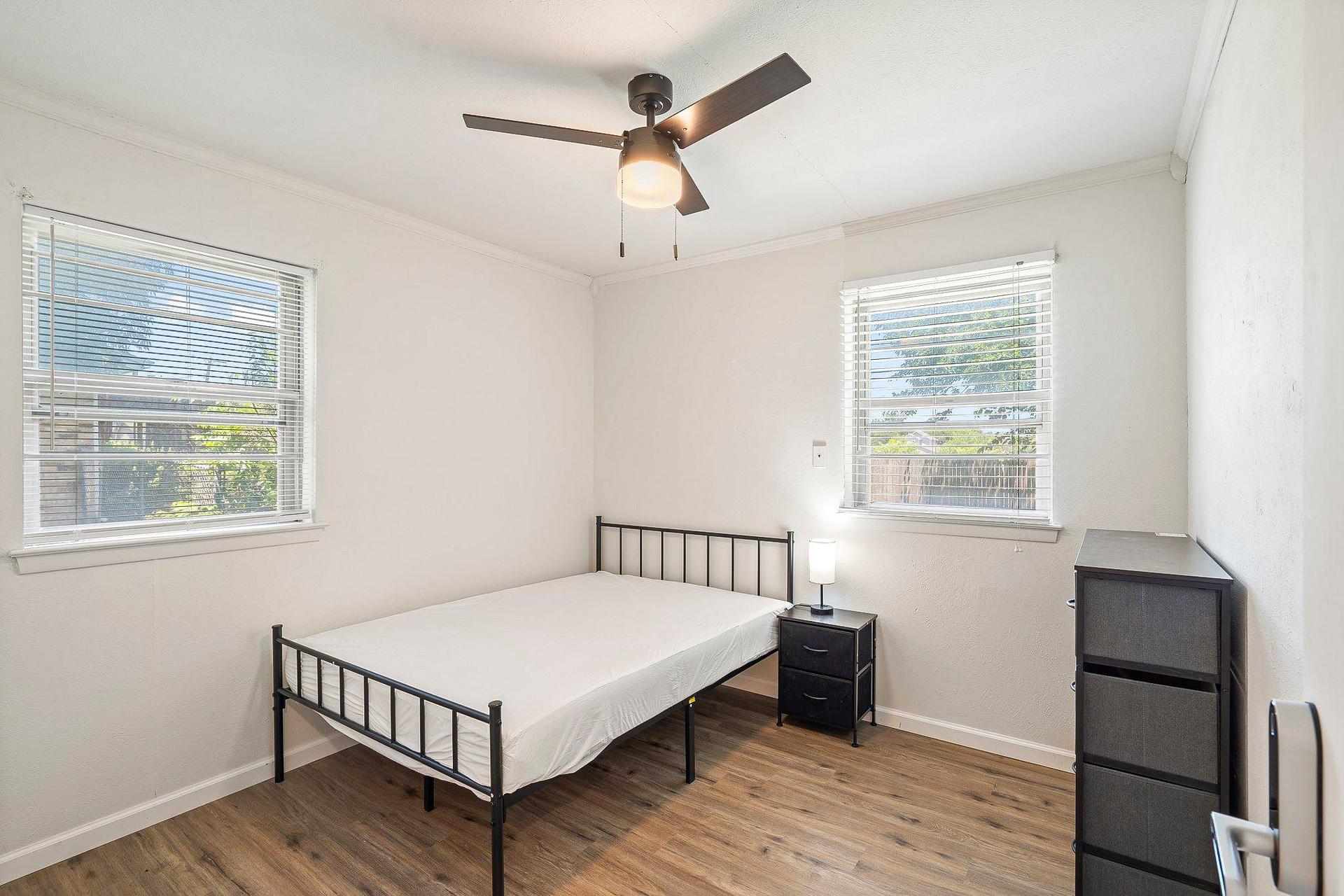 bedroom, detected:ceiling fan, window blind, bed