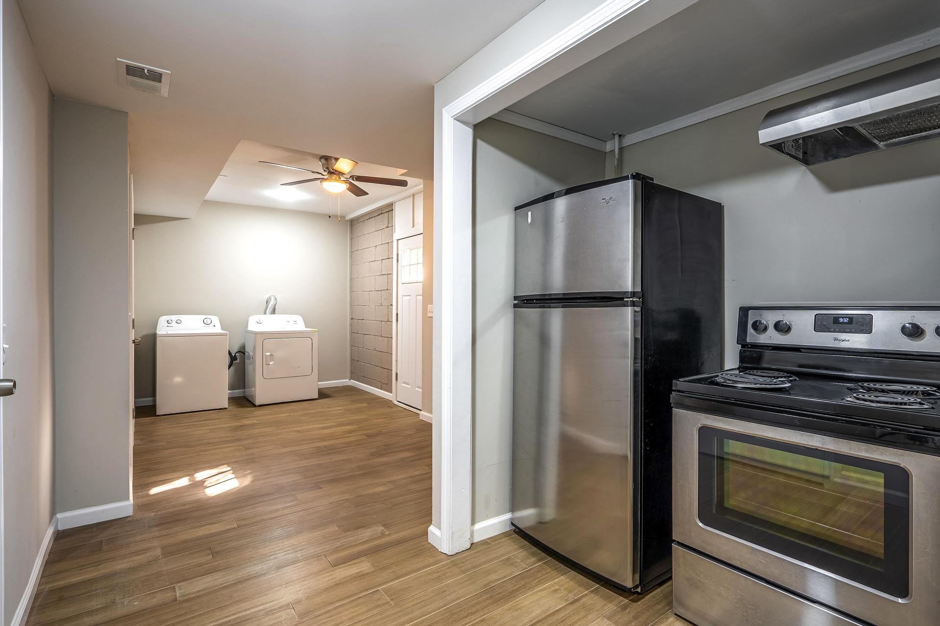 kitchen, detected: kitchen stove, gas stove, stove, microwave oven
