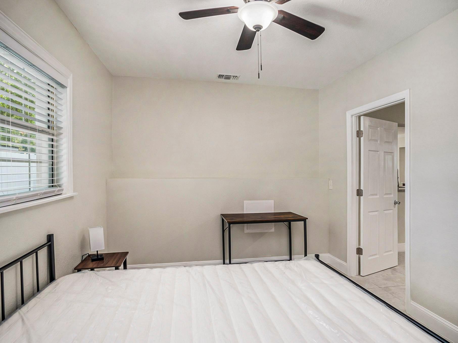 bedroom, detected:ceiling fan, window blind, bed
