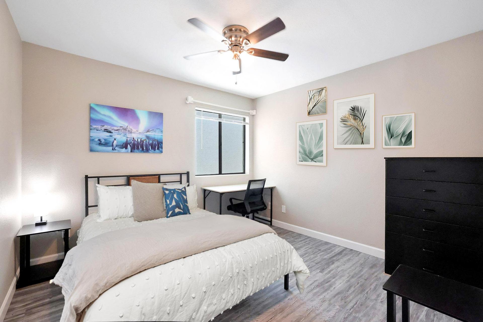 bedroom, detected:ceiling fan, bed, window blind