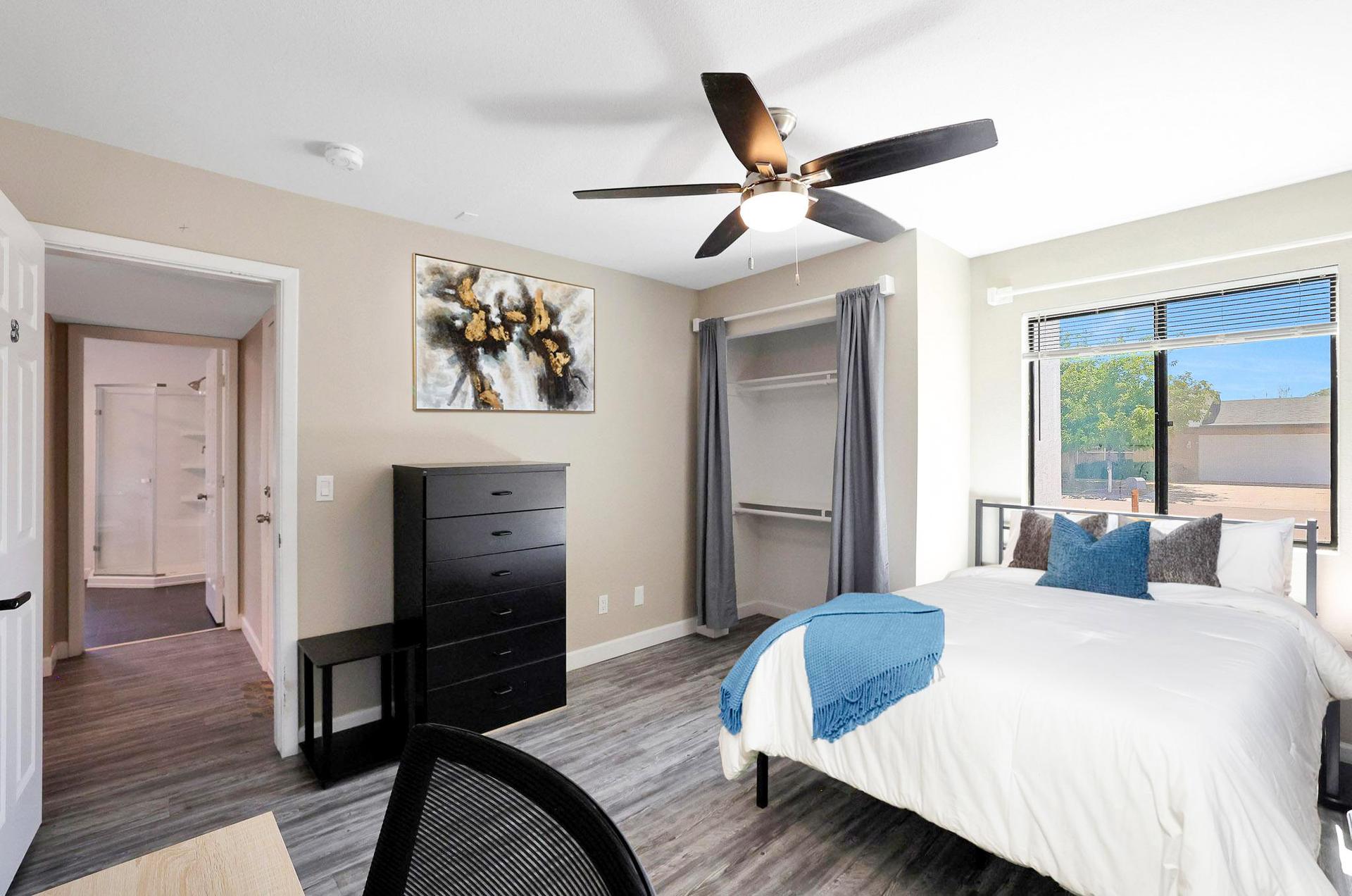 bedroom, detected:ceiling fan, bed, window blind