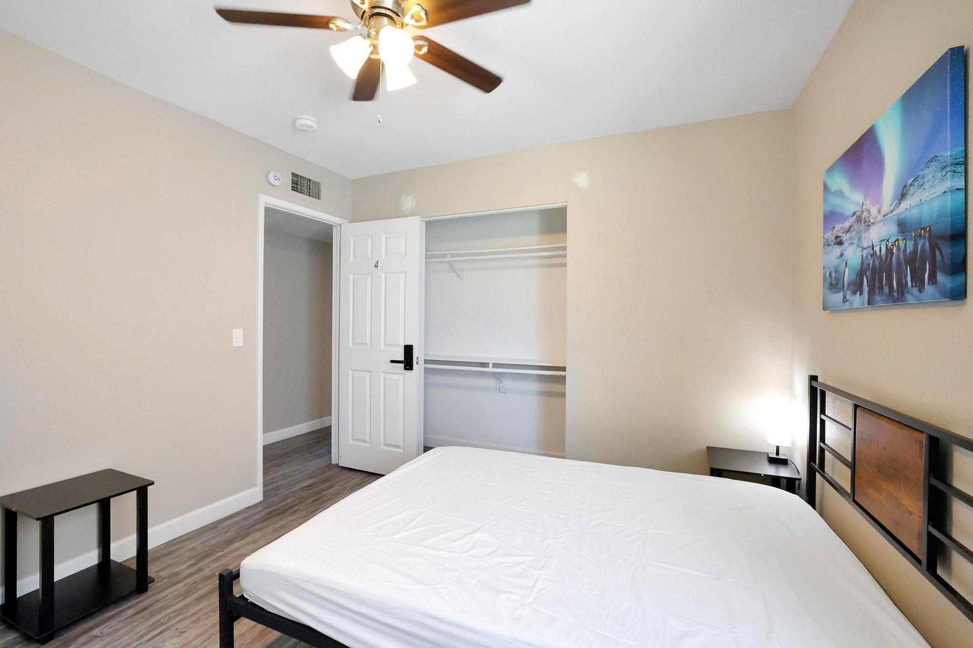 bedroom, detected:ceiling fan, window blind, bed