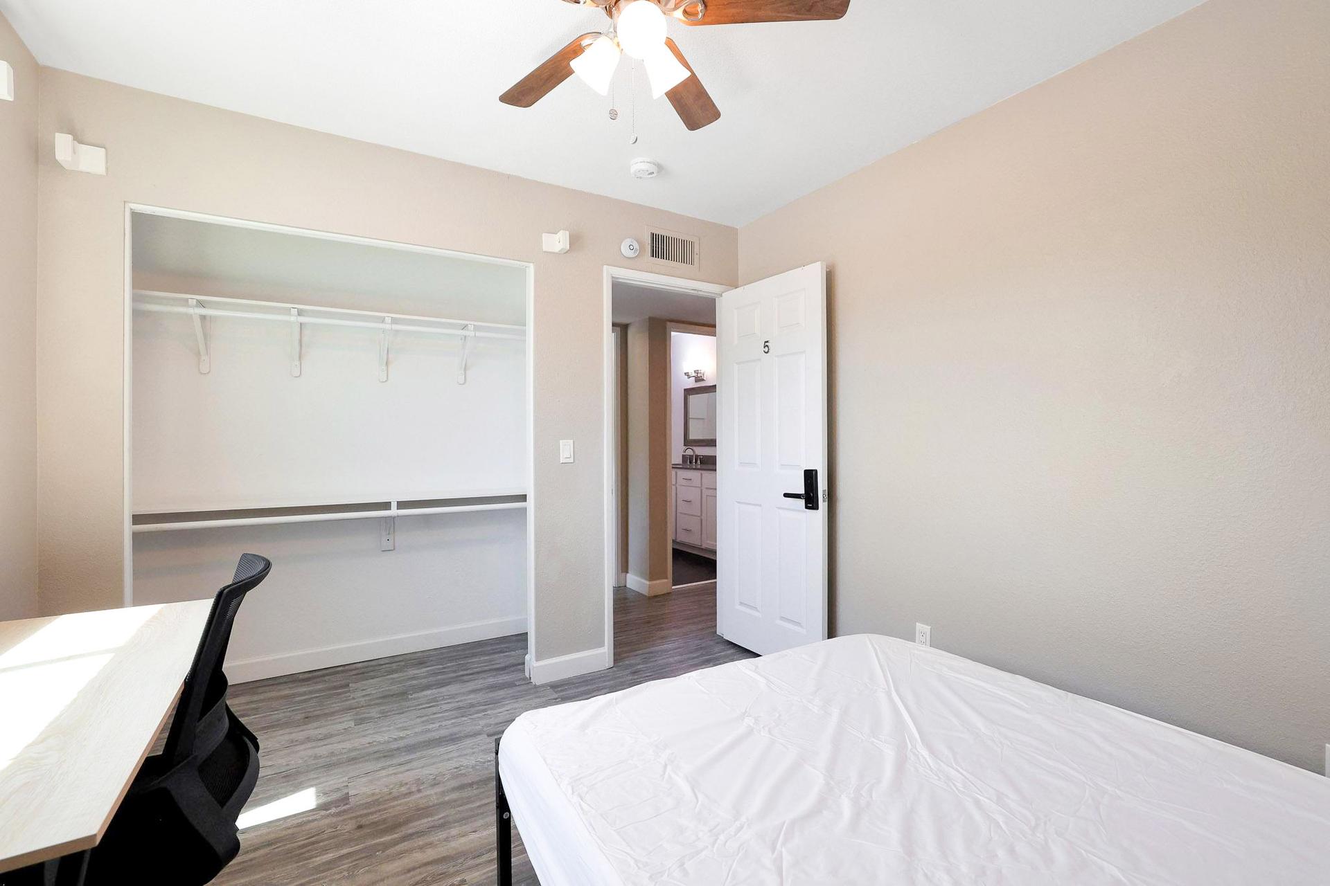bedroom, detected:ceiling fan, window blind, bed