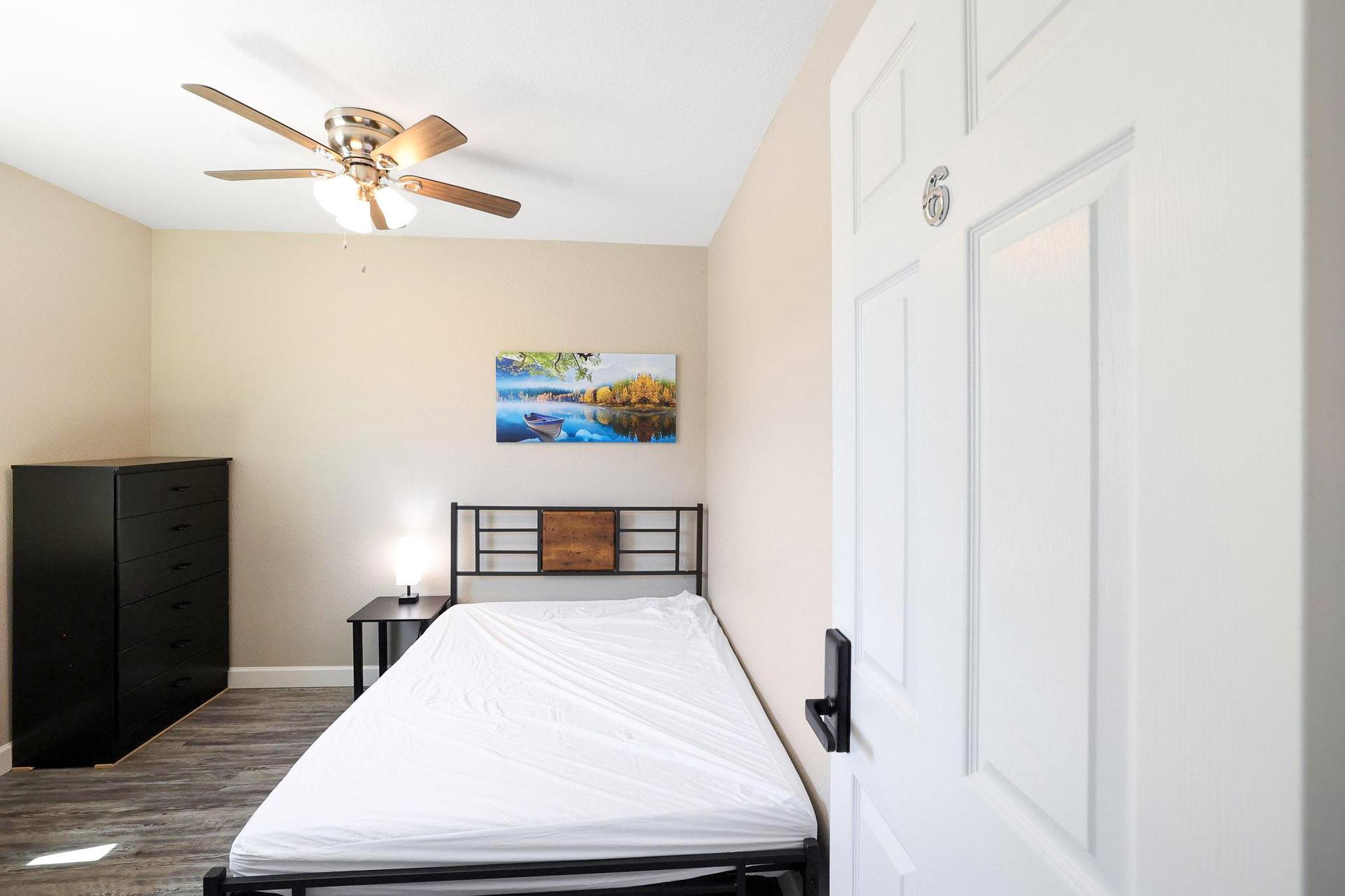 bedroom, detected:ceiling fan, bed, window blind