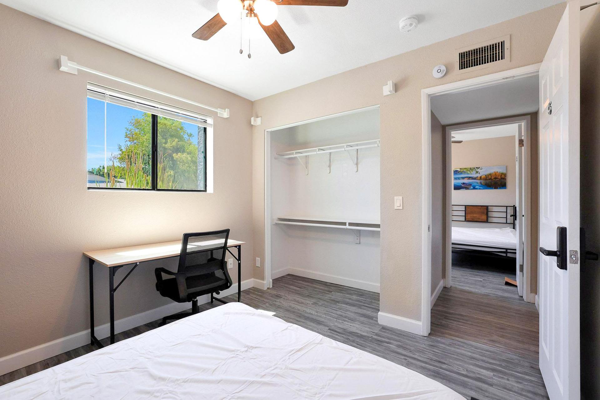 bedroom, detected:window blind, ceiling fan, bed