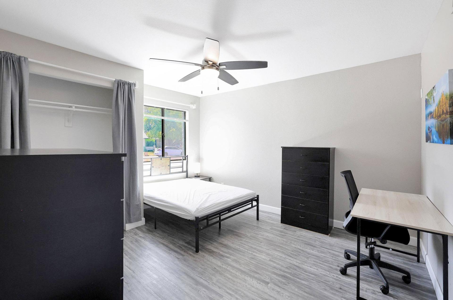 bedroom, detected:ceiling fan, bed, window blind