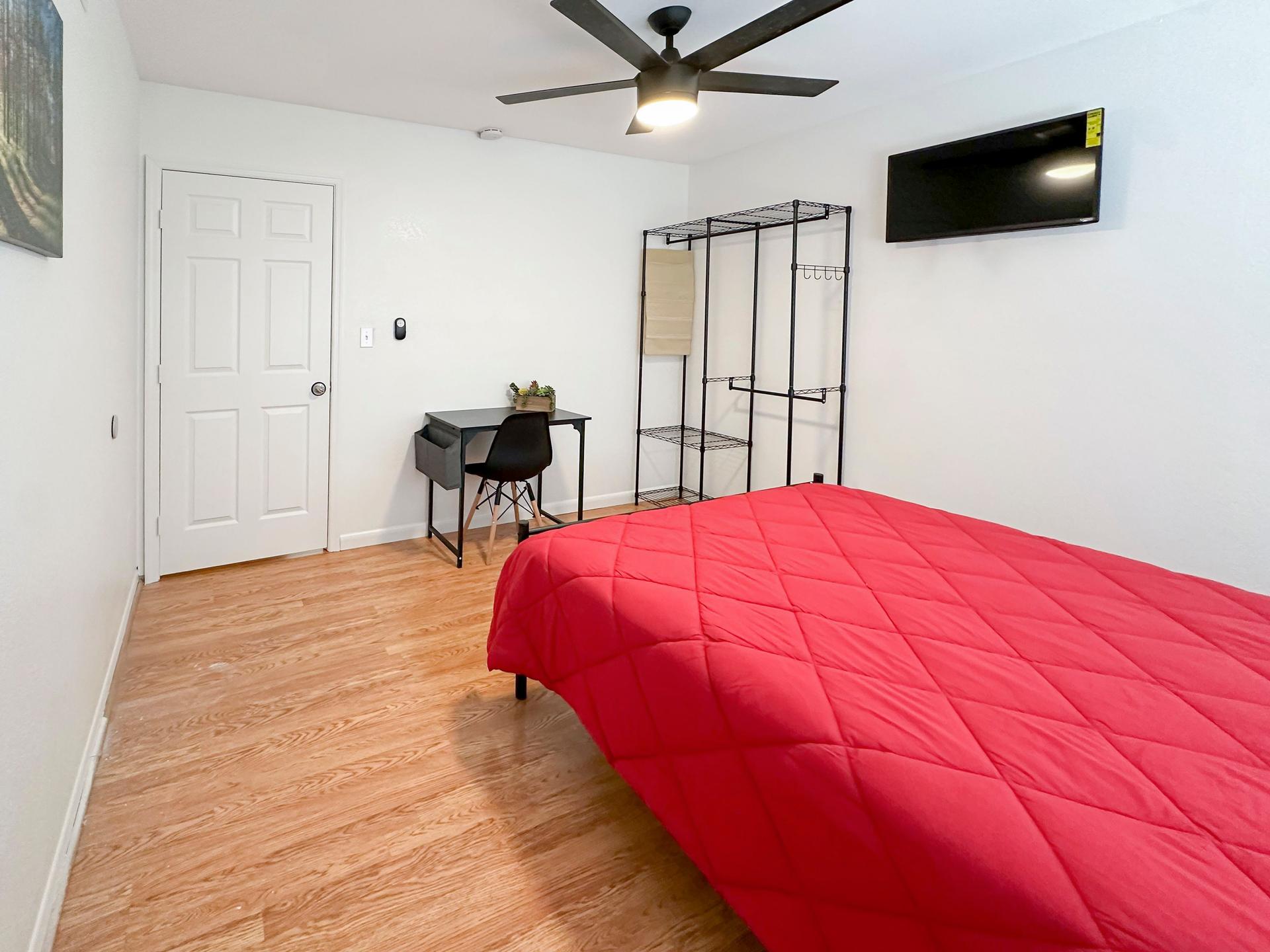 bedroom, detected:ceiling fan, window blind, bed