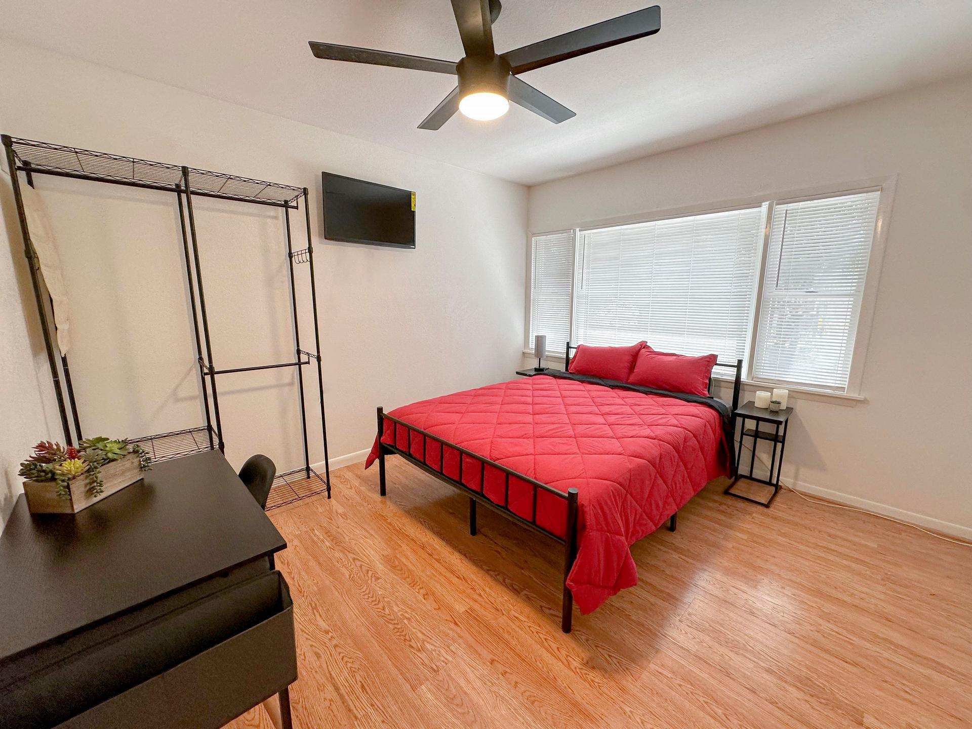 bedroom, detected:ceiling fan, bed, window blind