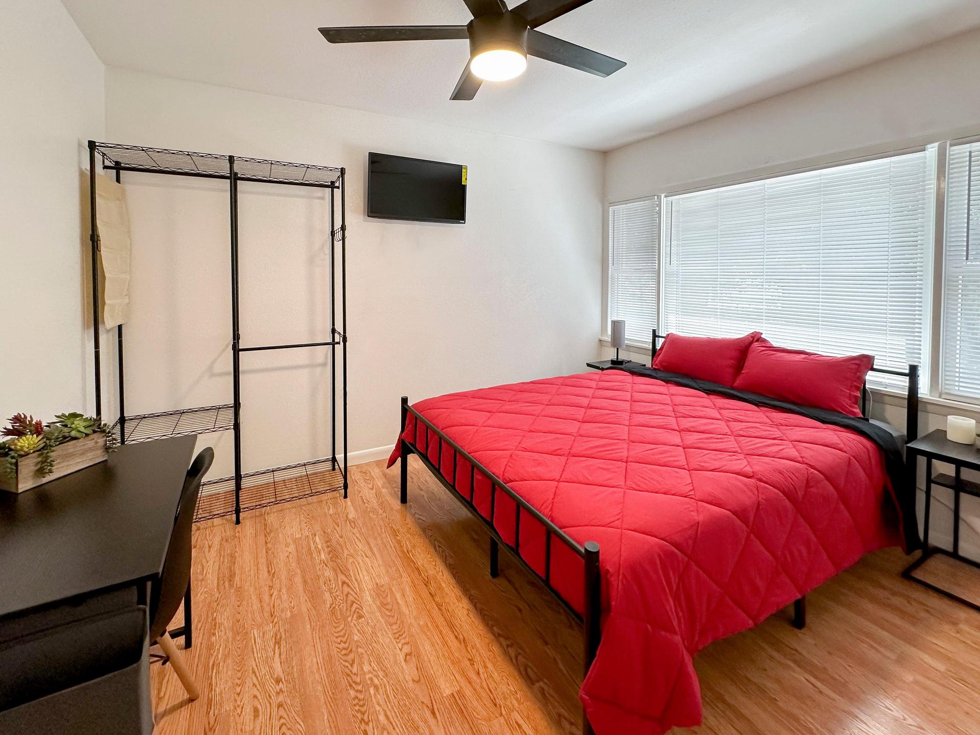 bedroom, detected:ceiling fan, window blind, bed