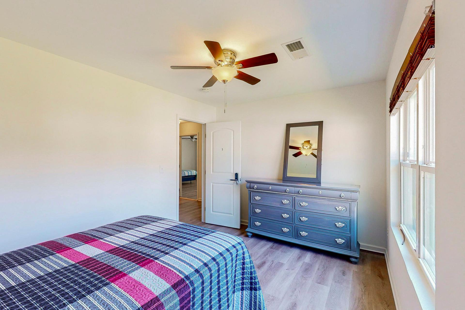 bedroom, detected:ceiling fan, window blind, bed