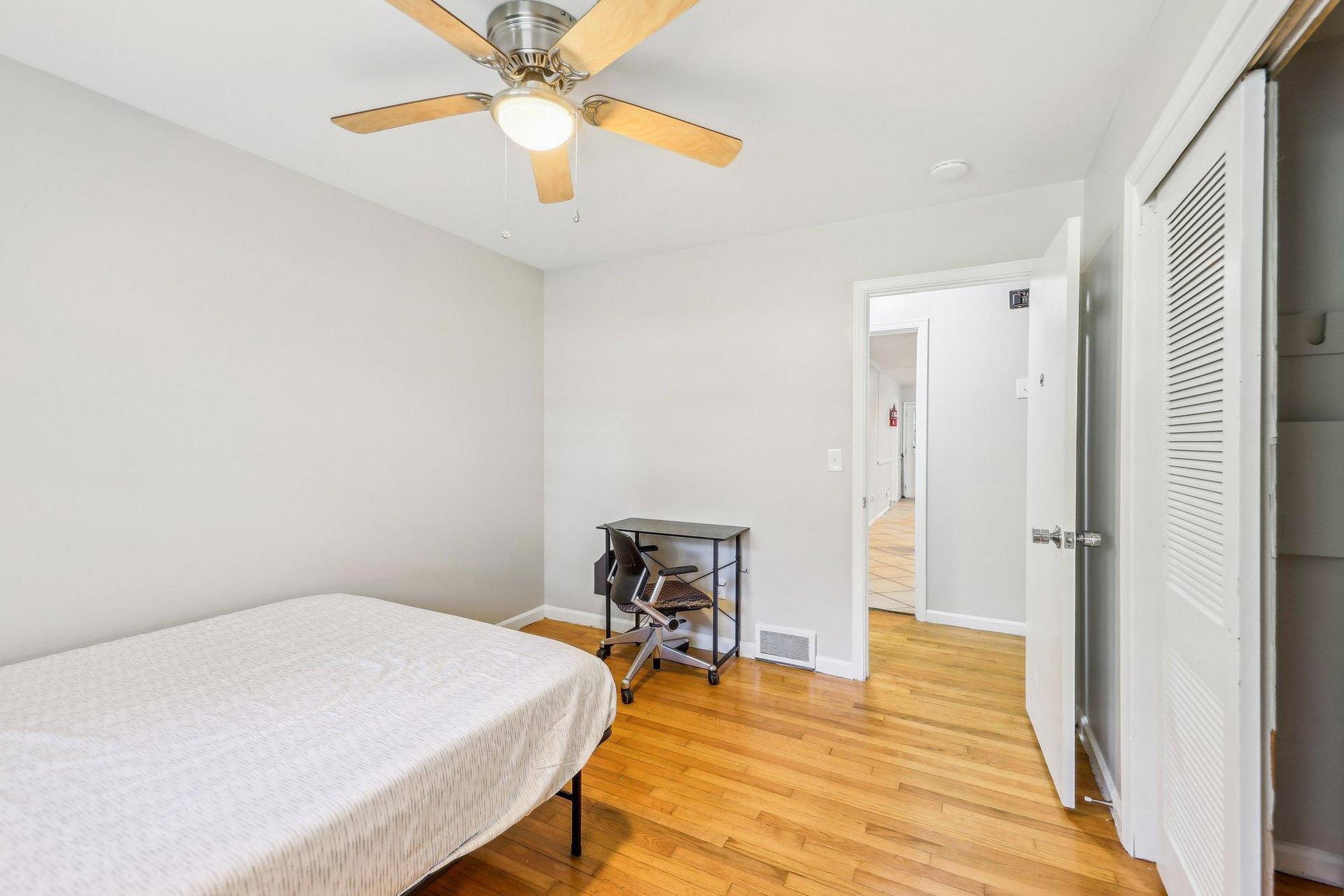 bedroom, detected:ceiling fan, window blind, bed