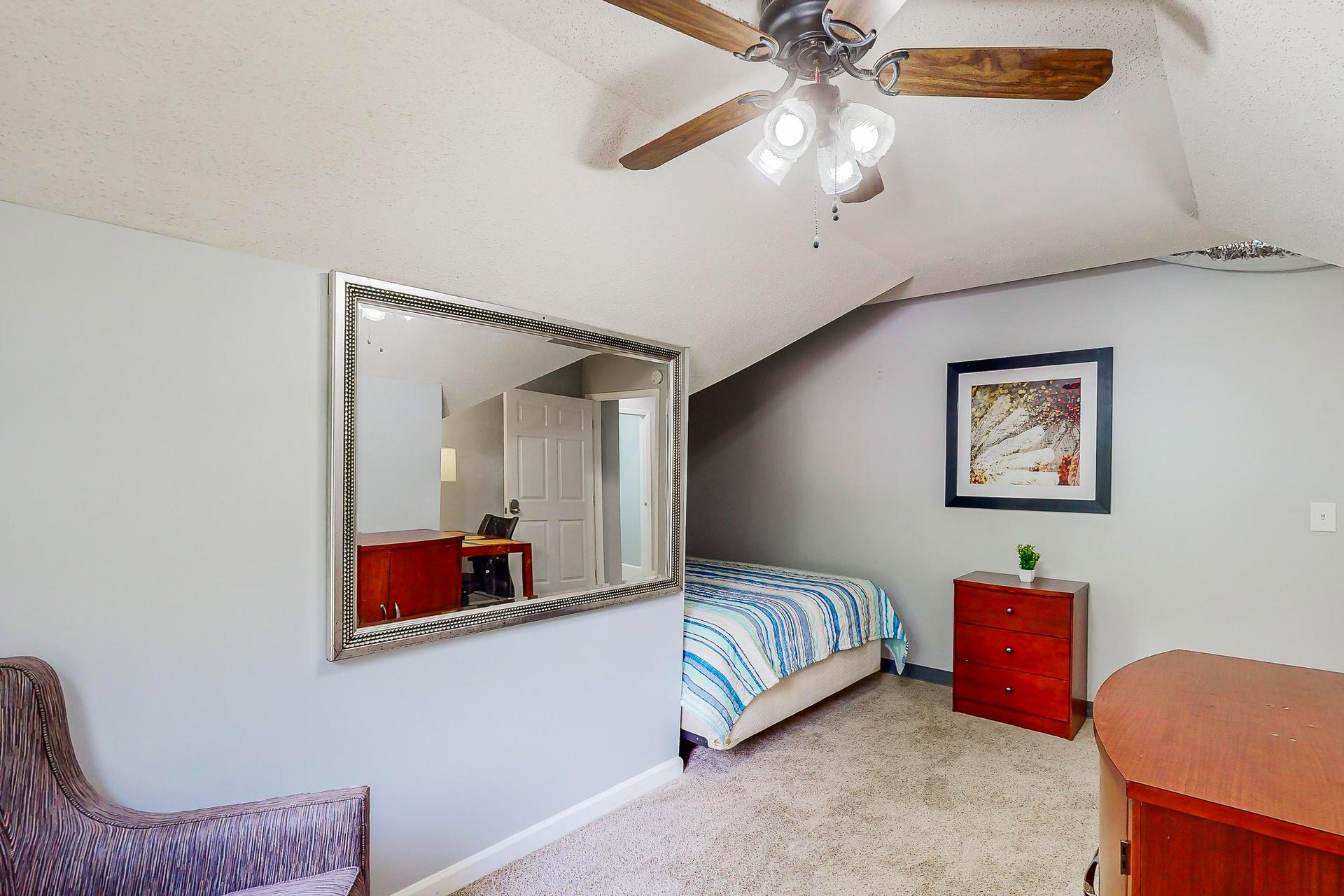 bedroom, detected:ceiling fan, bed