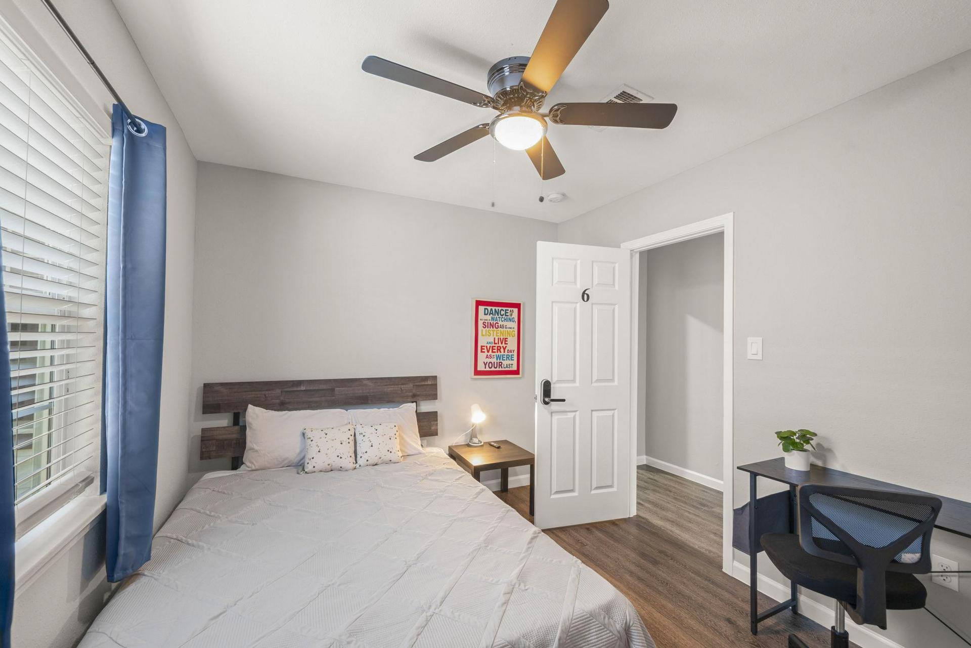 bedroom, detected:ceiling fan, window blind, bed