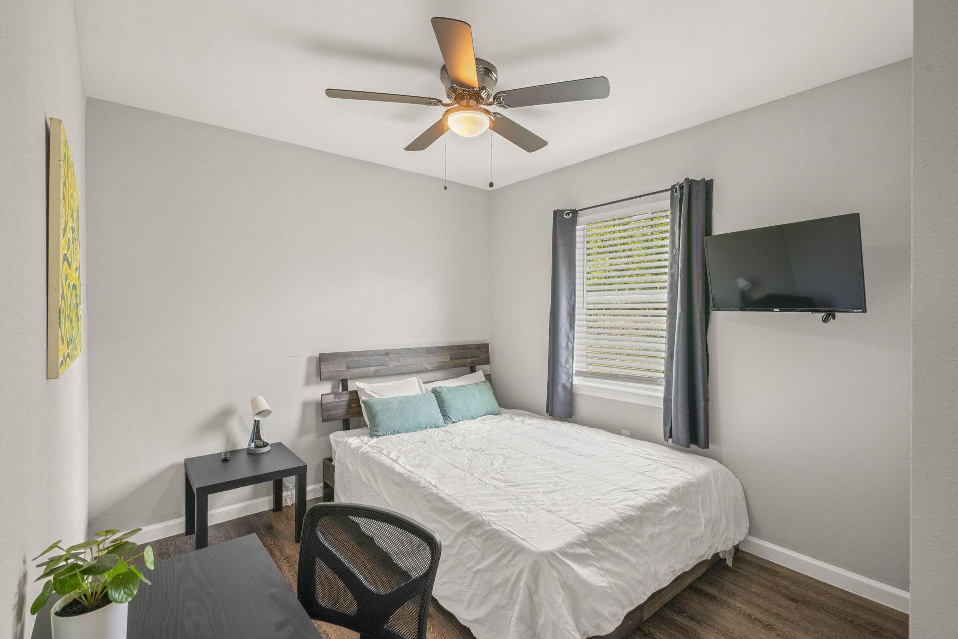 bedroom, detected:ceiling fan, window blind, bed