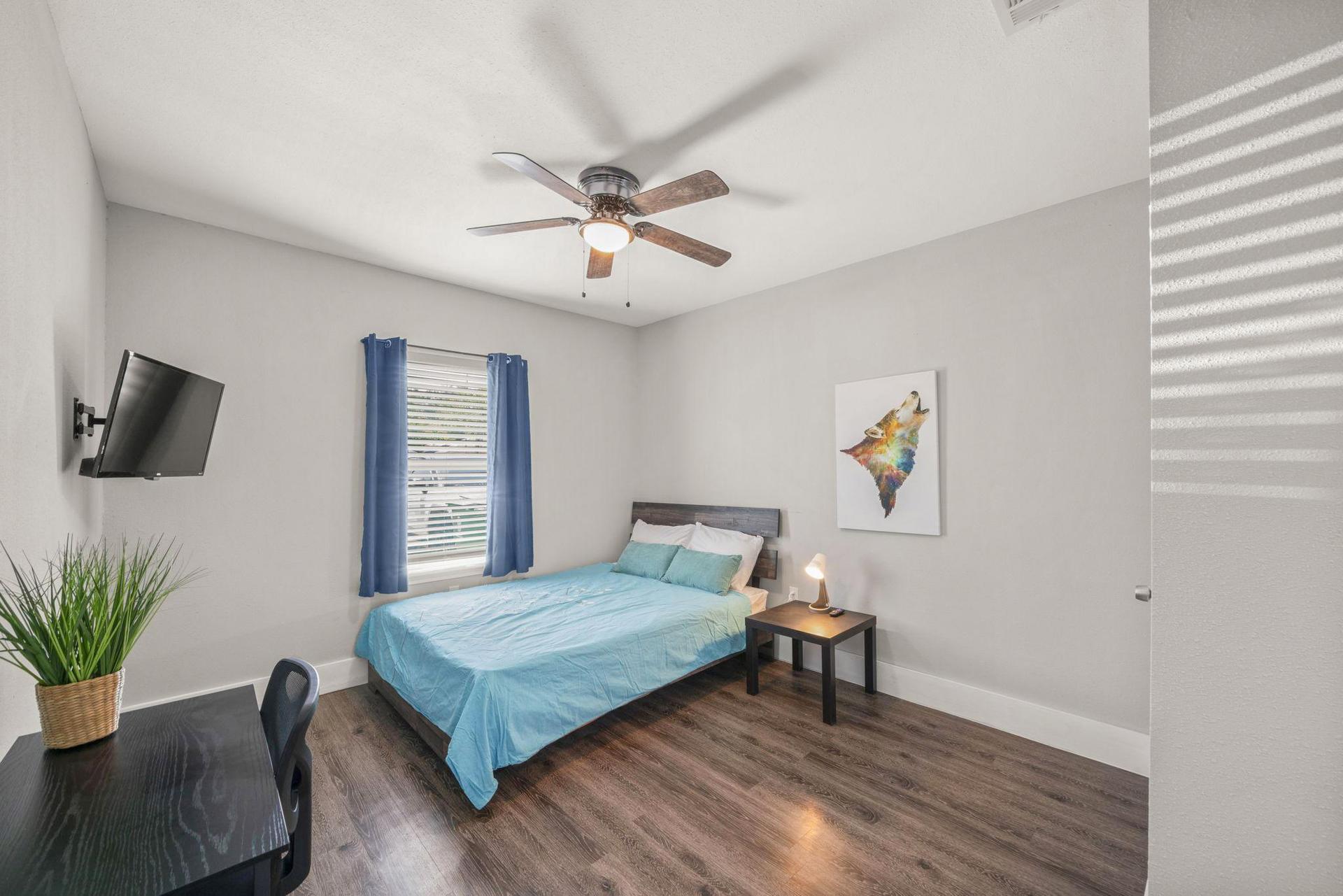 bedroom, detected:ceiling fan, window blind, bed