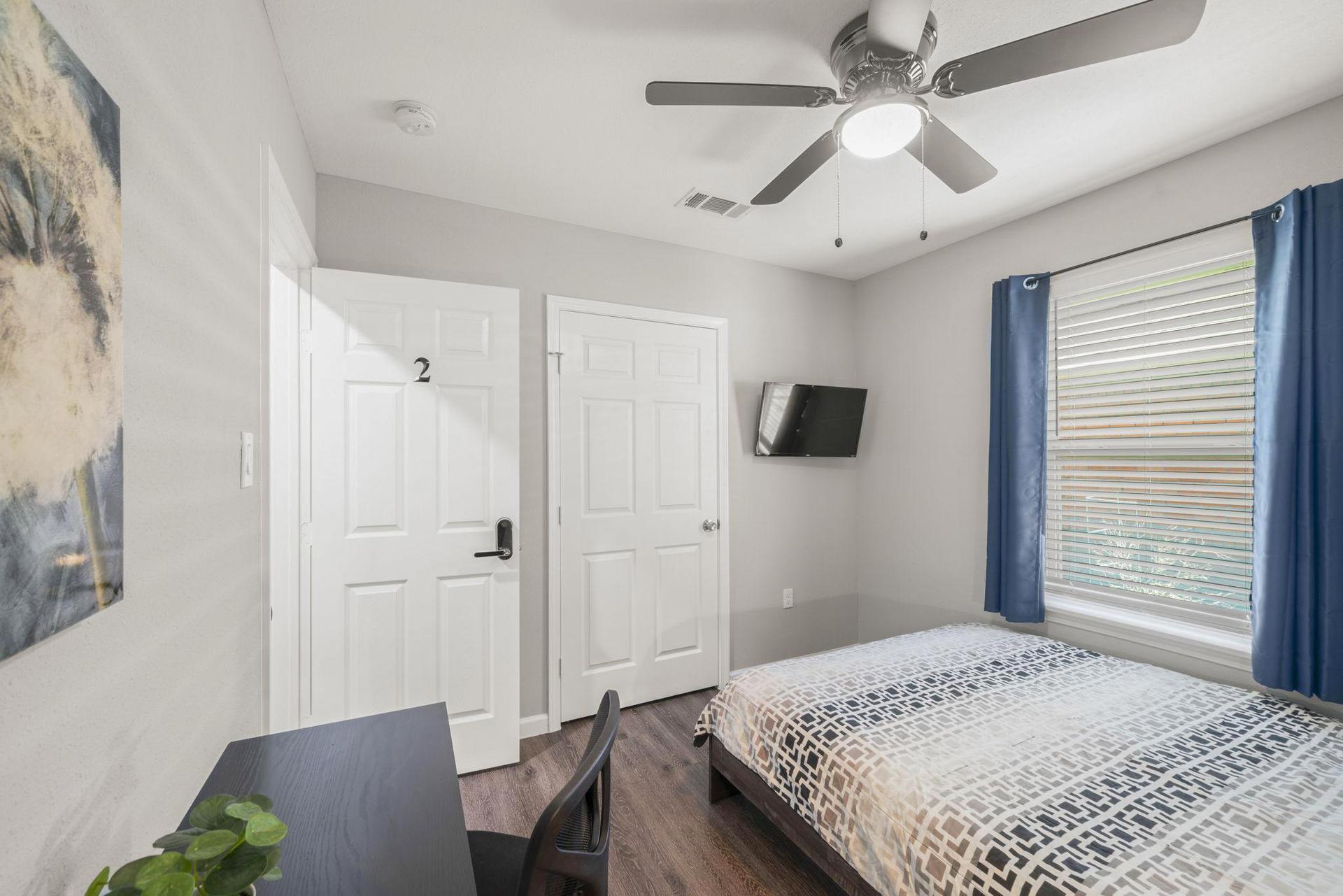 bedroom, detected:ceiling fan, window blind, bed