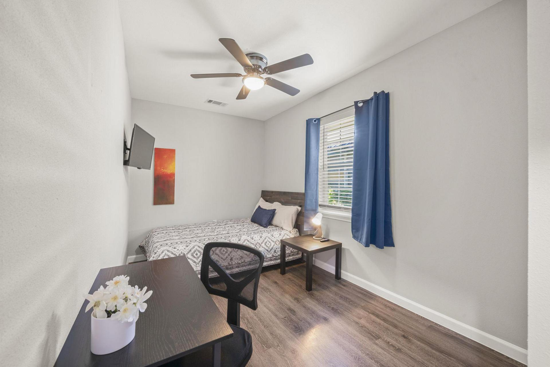 bedroom, detected:ceiling fan, window blind, bed