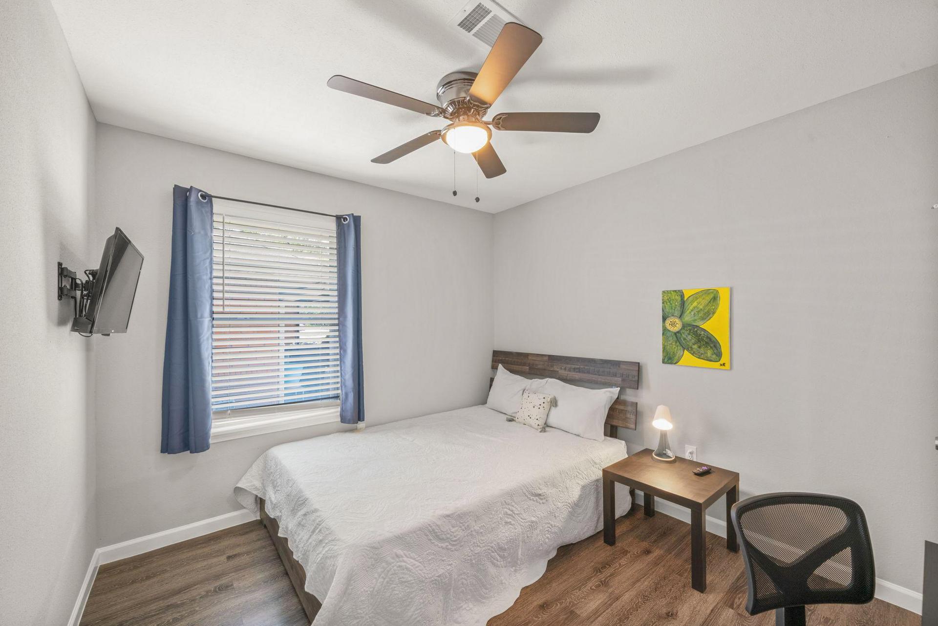 bedroom, detected:ceiling fan, window blind, bed