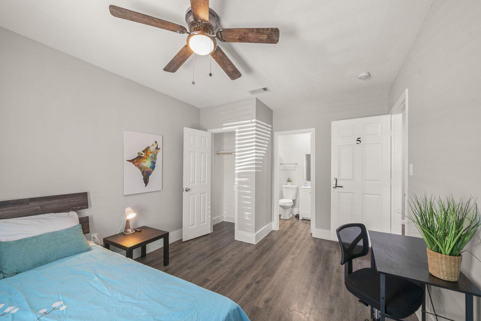 bedroom, detected:ceiling fan, window blind, bed
