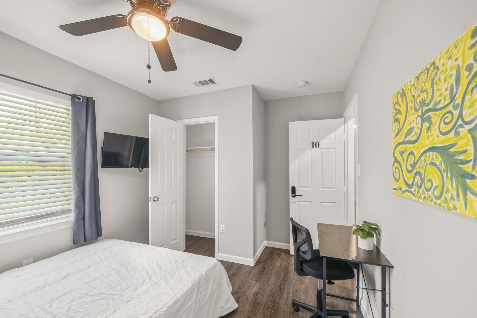 bedroom, detected:ceiling fan, window blind, bed